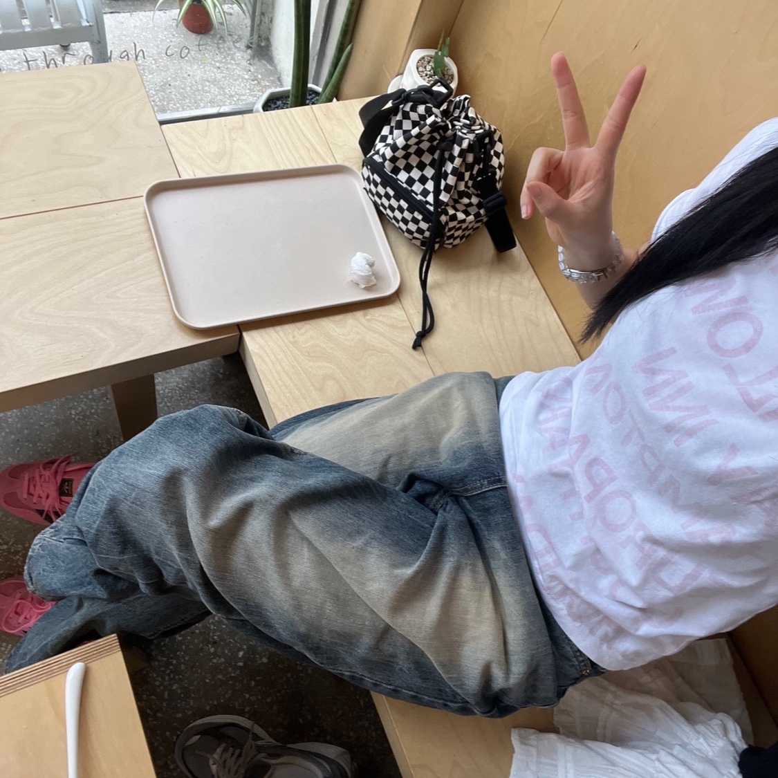 (W) Adidas Gazelle Indoor Bliss Pink, [KREAM 단독] Safarispot Women 1/2 Highway Inn T-Shirt White Red 착용 스타일 - 1