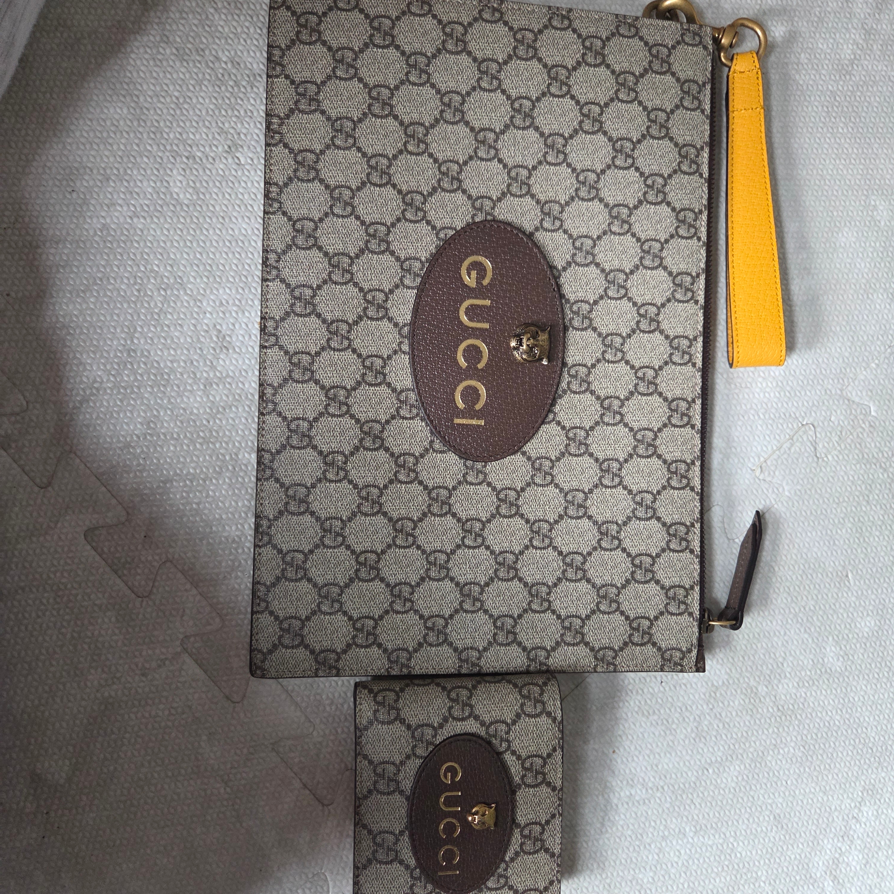 Gucci Neo Vintage GG Supreme Pouch Beige Ebony 착용 스타일 - 1