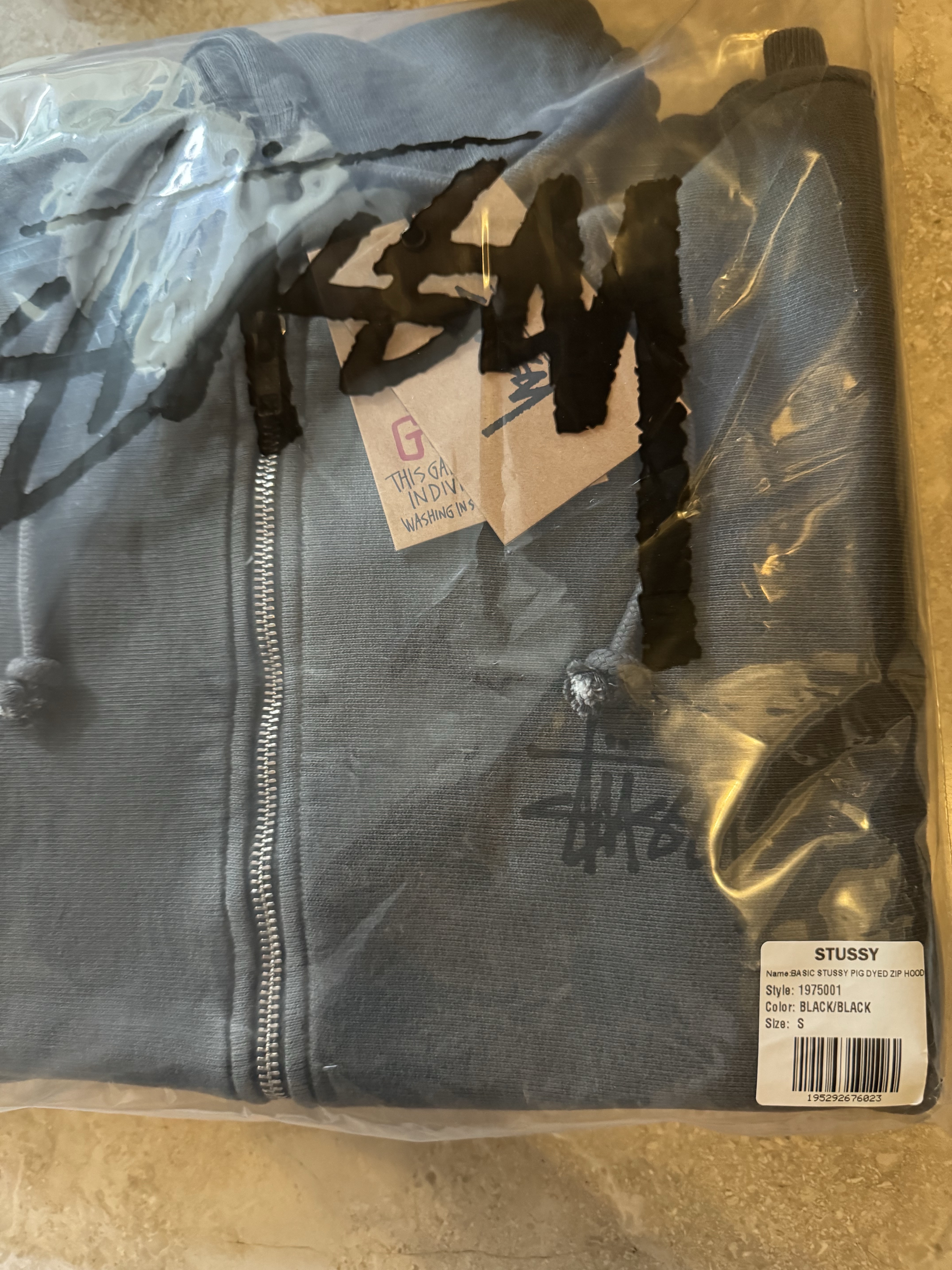 Stussy Basic Pigment Dyed Zip Hoodie Black 착용 스타일