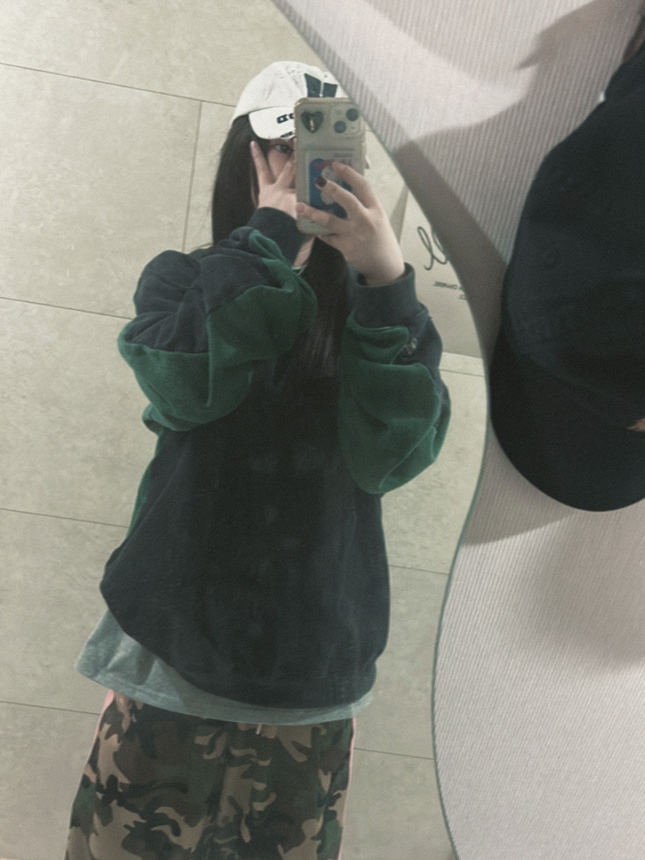 Kapital 2 Tone Big Fleece Sweatshirt Black Green 착용 스타일 - 2
