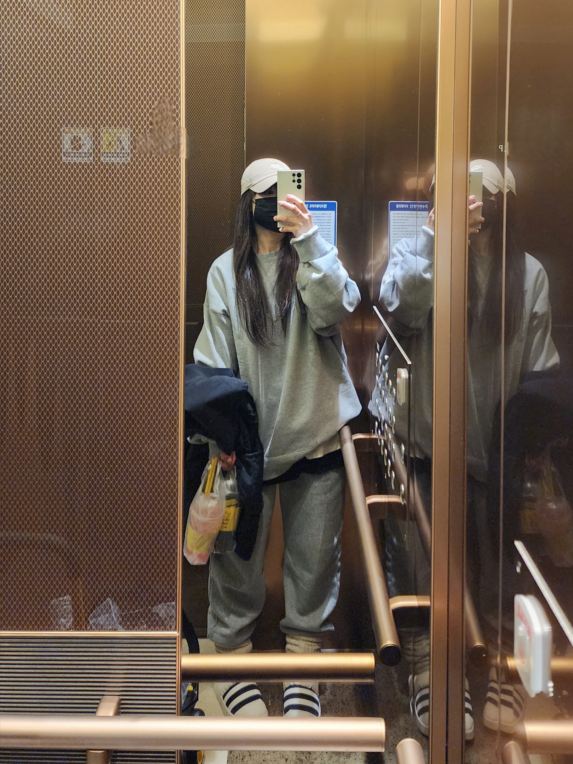 Nike Heritage 86 Futura Washed Cap Khaki, Nike Solo Swoosh Fleece Crew Dark Grey Heather - US/EU 착용 스타일
