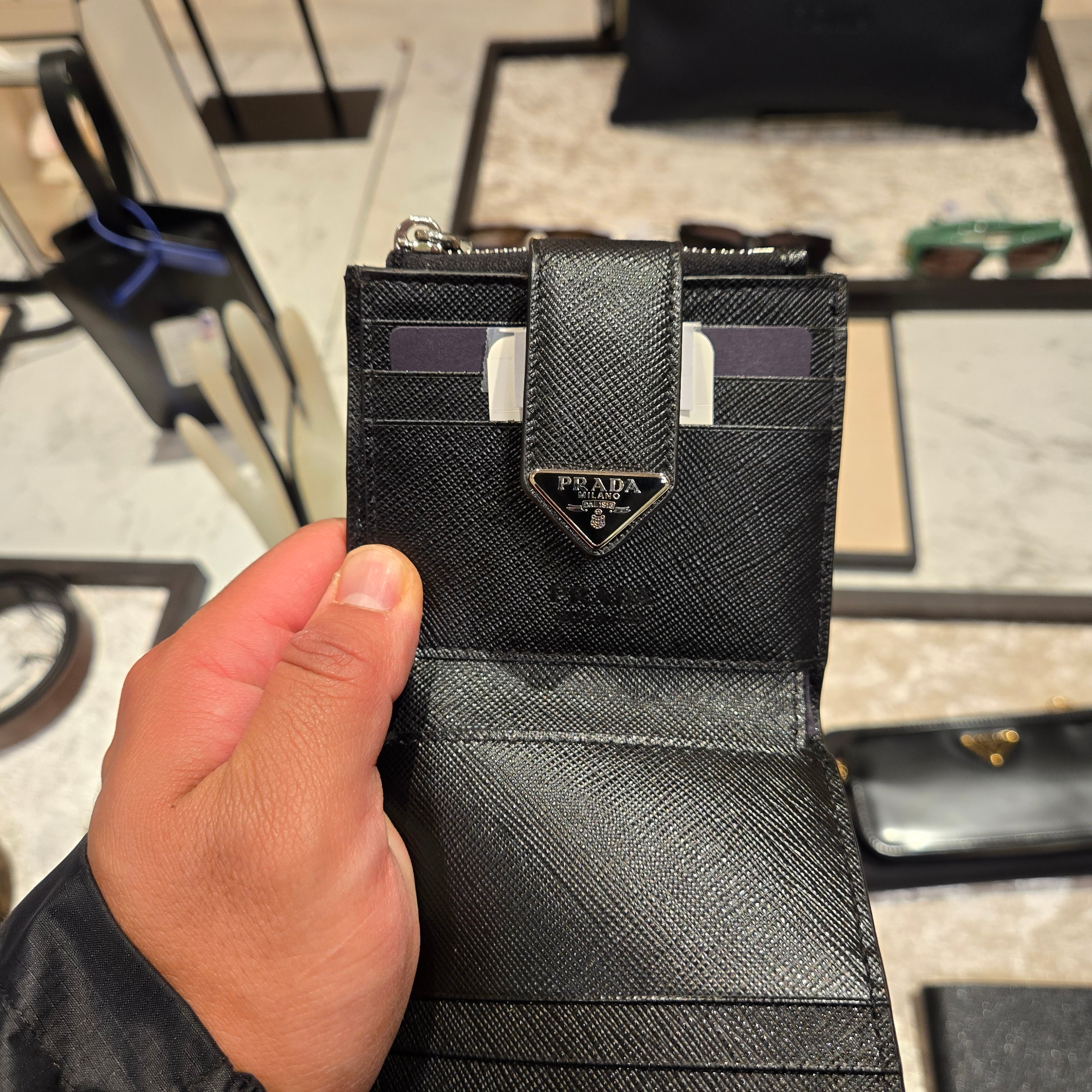 Prada Saffiano Leather Card Holder Black 착용 스타일 - 2