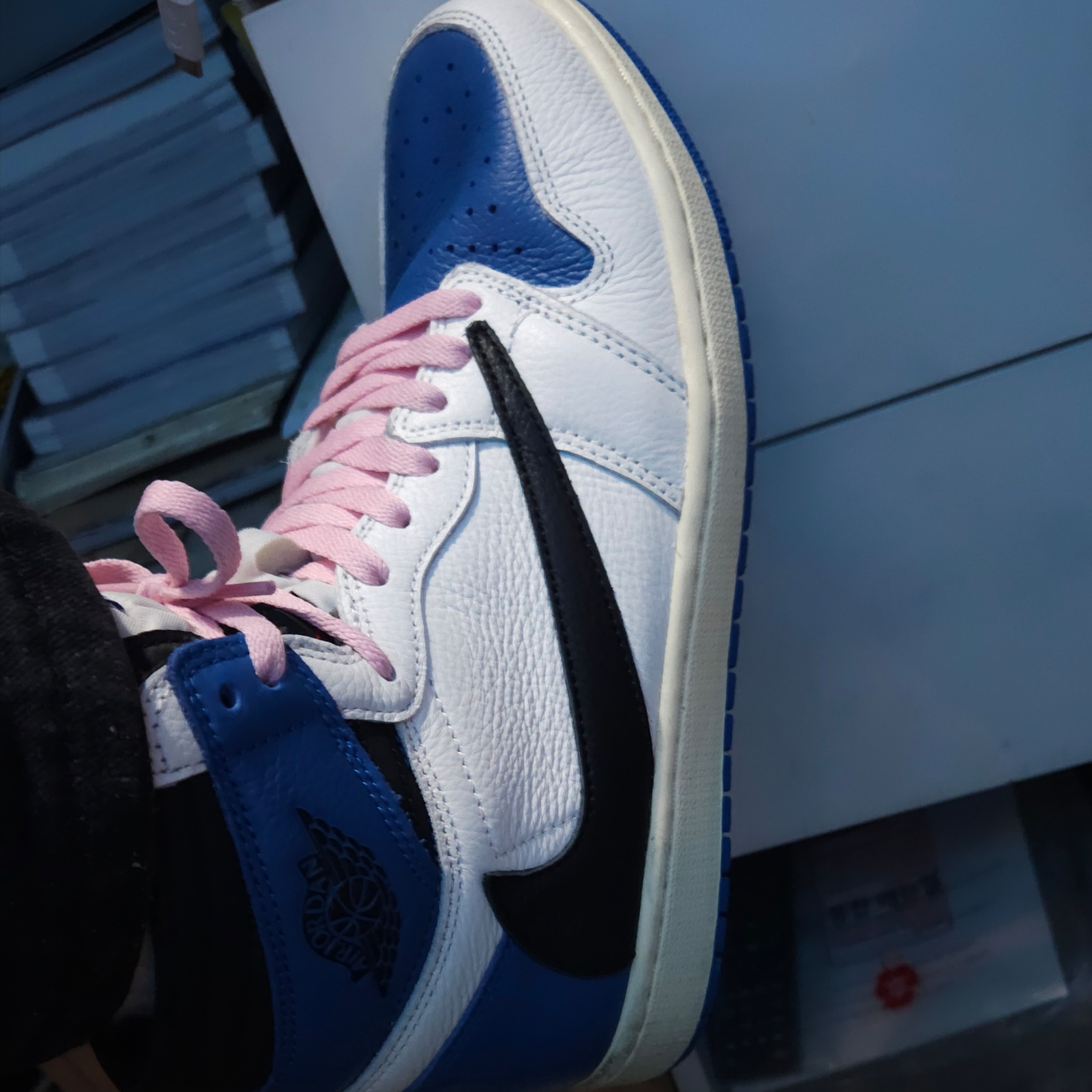 Jordan 1 x Travis Scott x Fragment Retro High OG SP Military Blue 착용 스타일 - 3