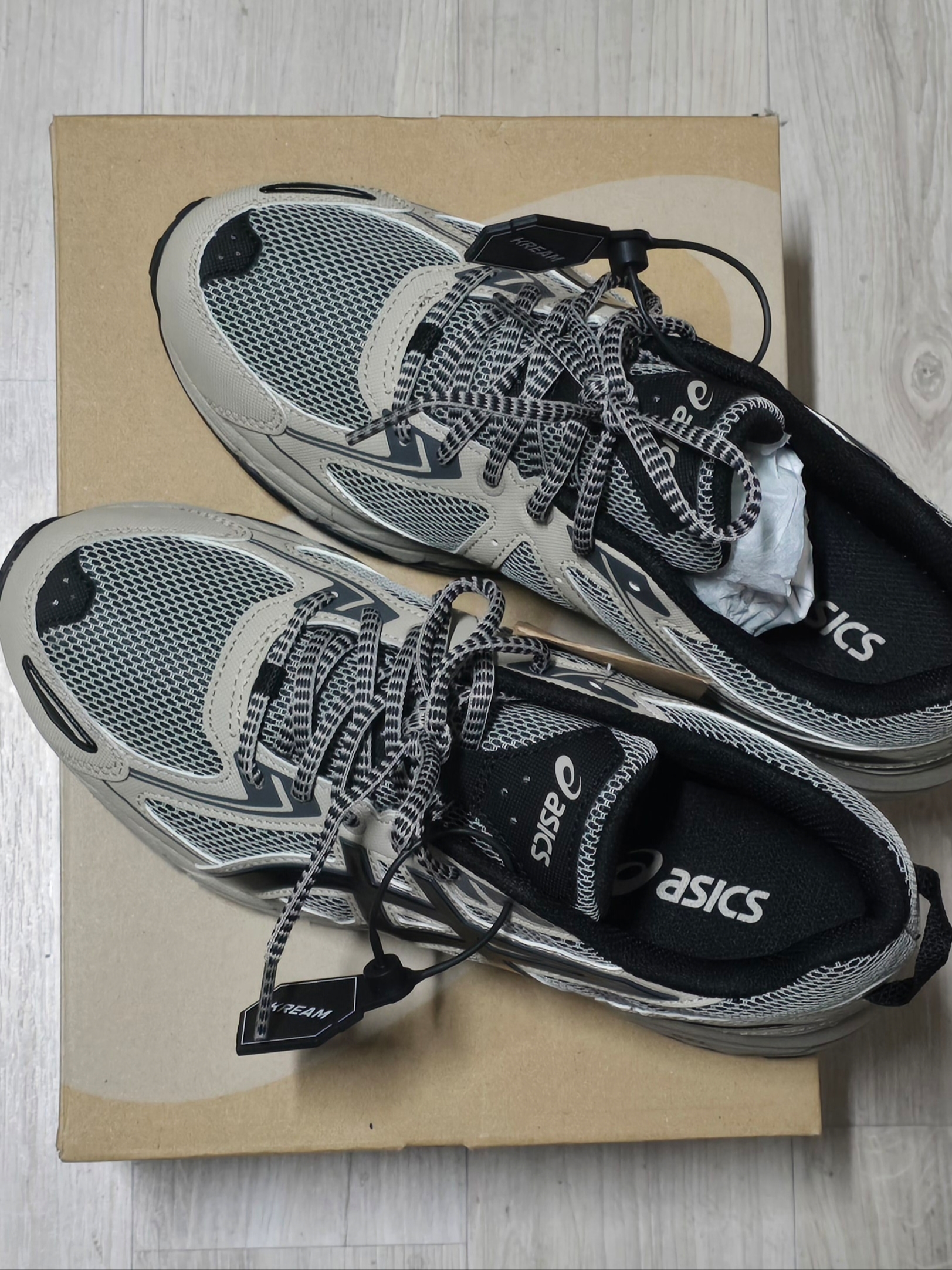 Asics Gel-Venture 6 Feather Grey Black 착용 스타일 - 2