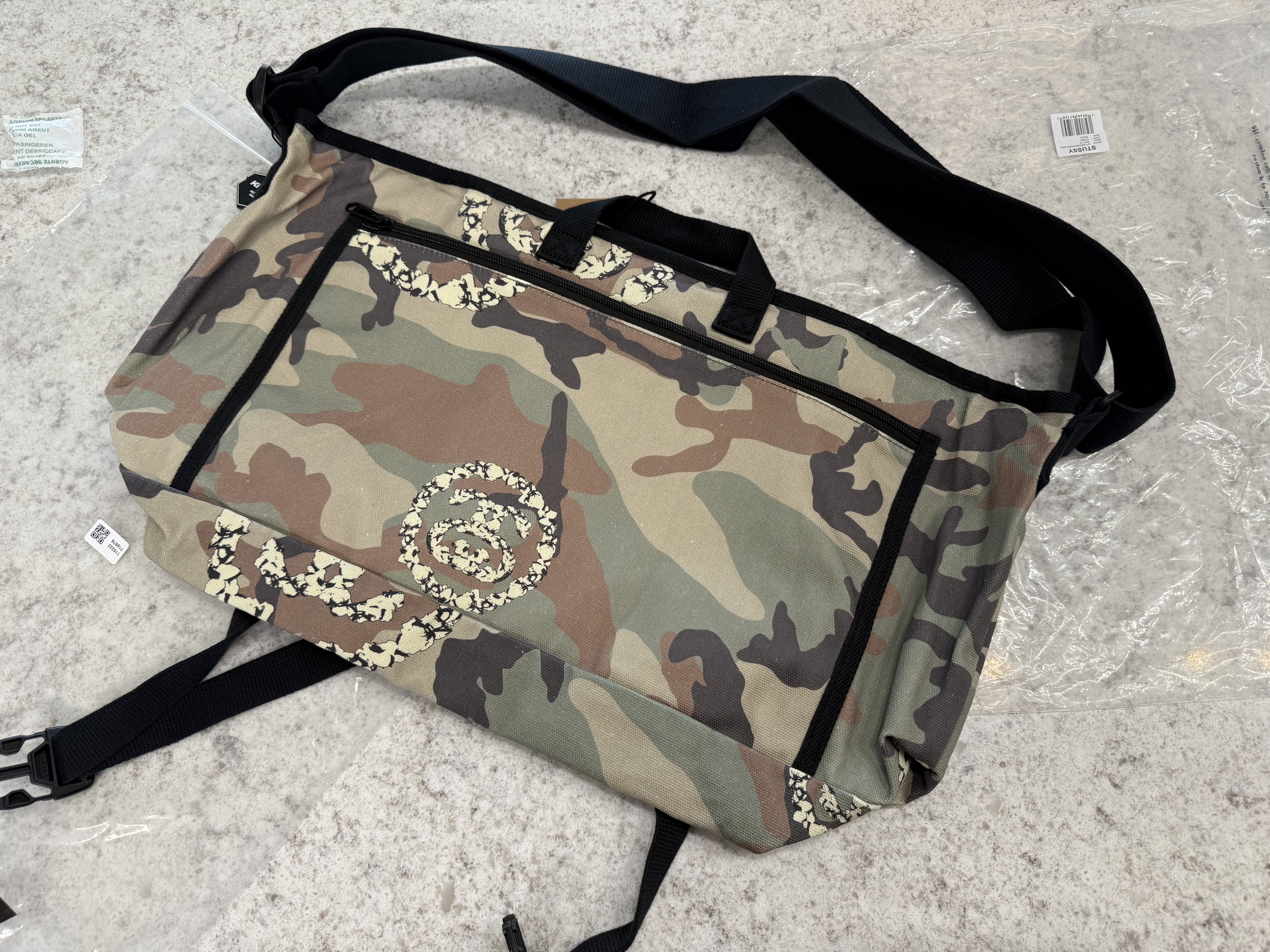 Stussy x Denim Tears Messenger Bag Camo 착용 스타일 - 2