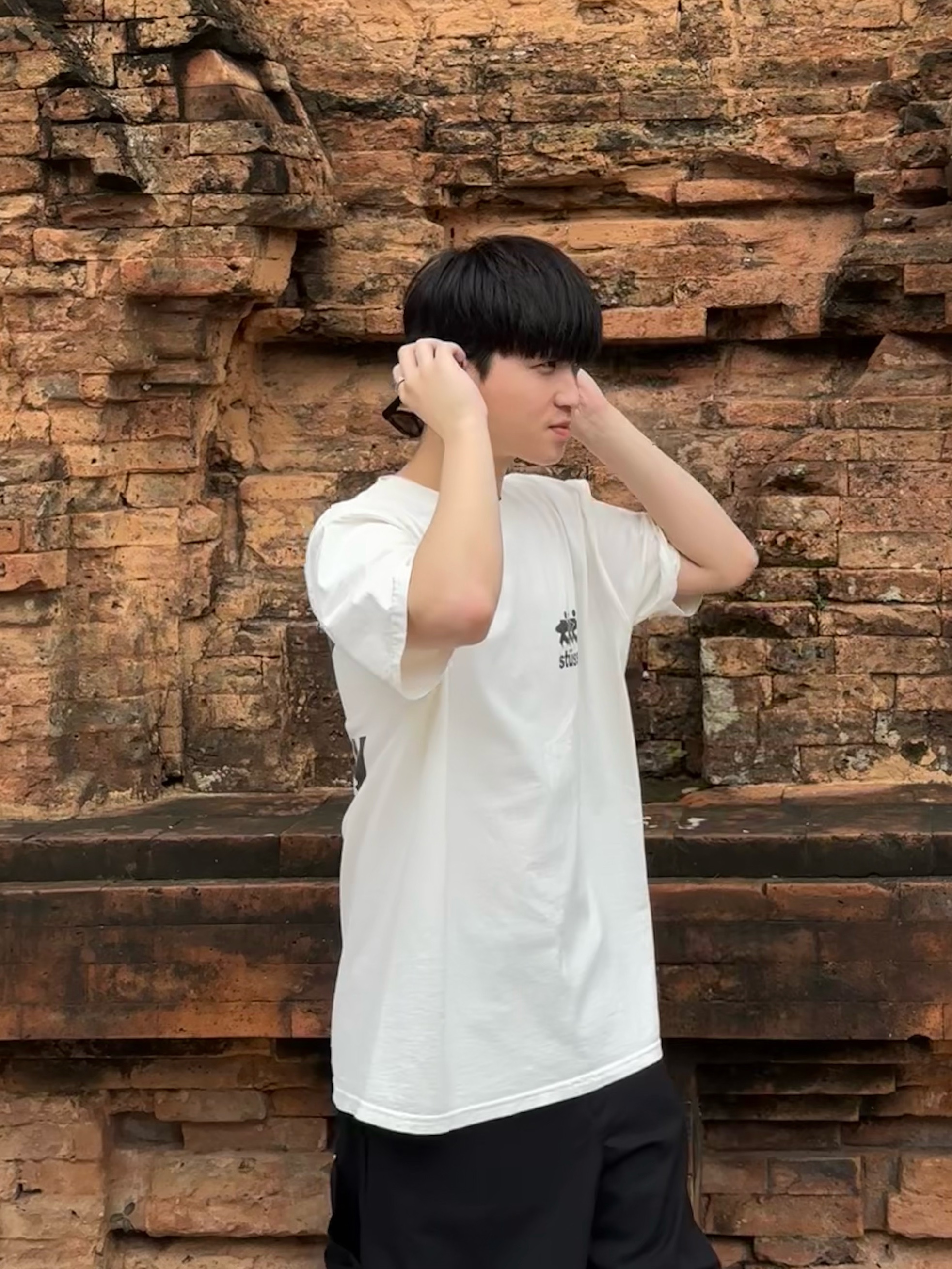 Stussy Surfwalk Pigment Dyed T-Shirt Natural, Nonnod Alpine Carpenter Shorts Matt Black 착용 스타일