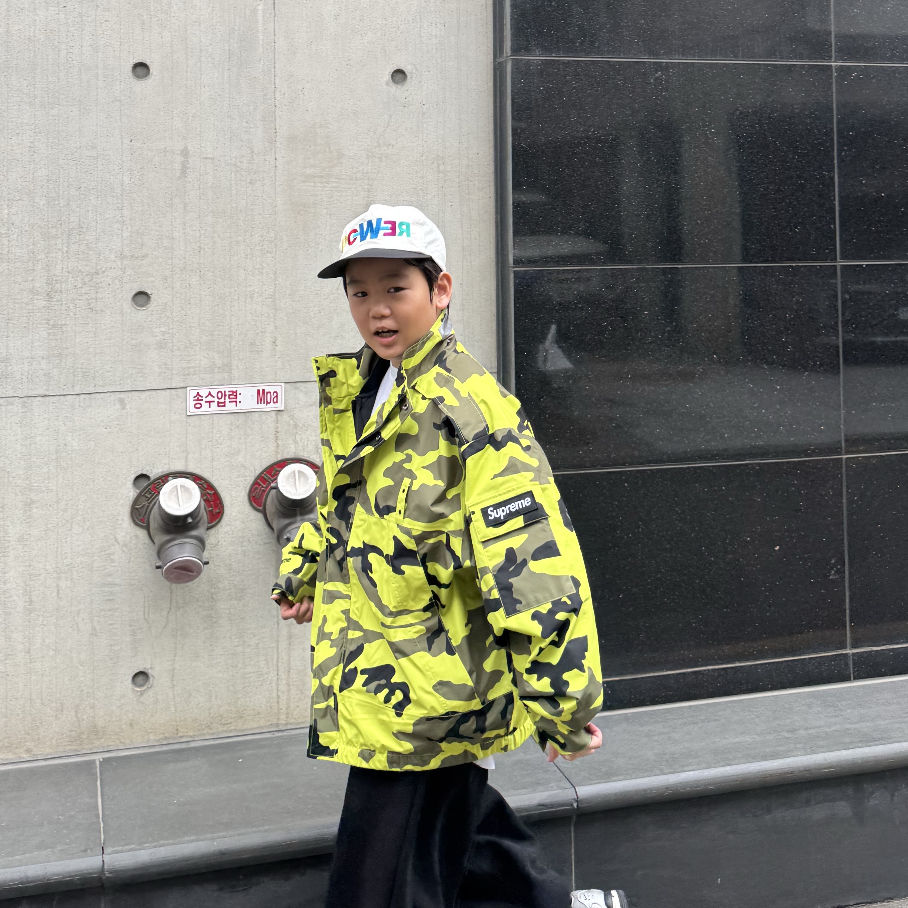 G-DRAGON Power Ball Cap White 착용 스타일 - 1