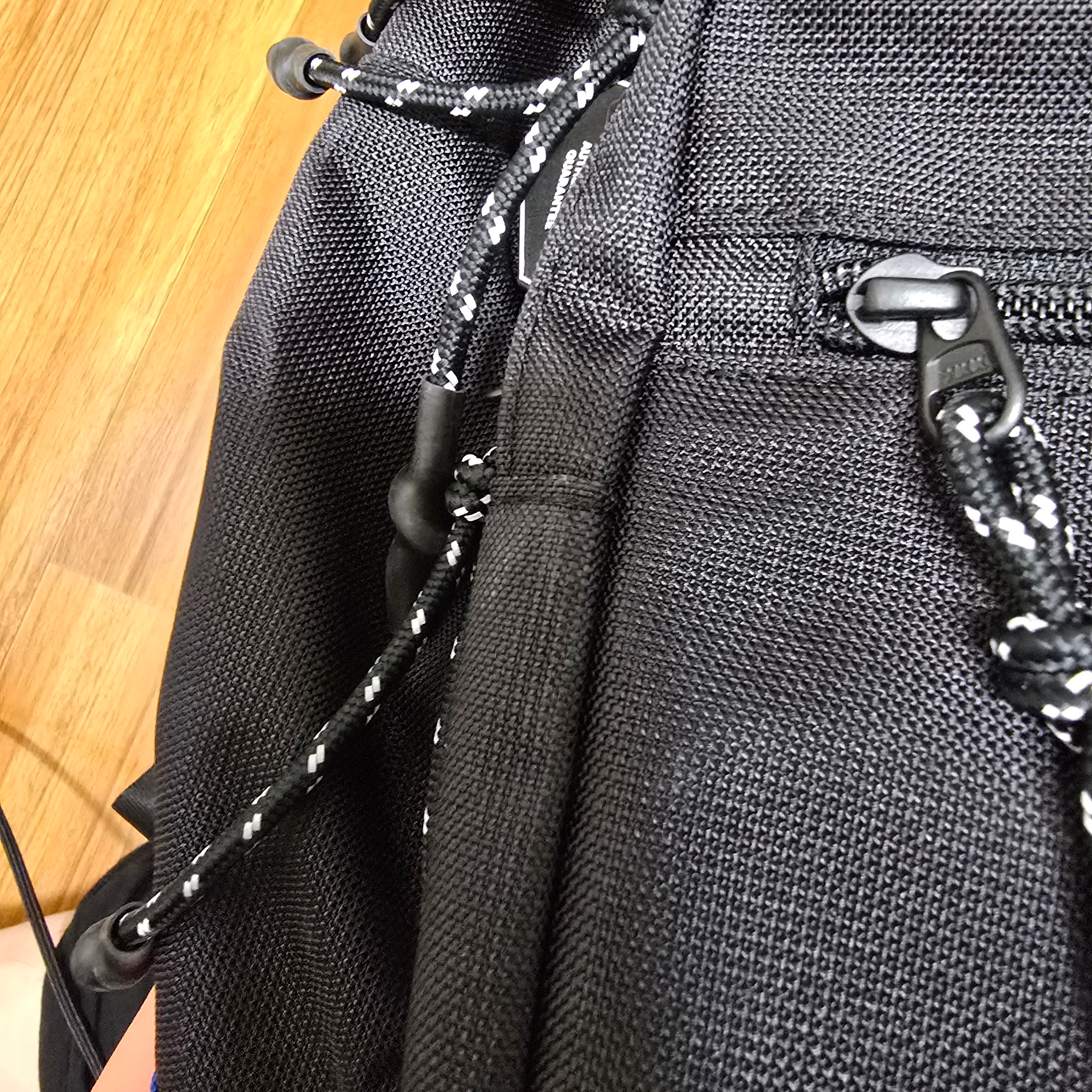 Ader Error Significant Tag Backpack 02 Noir 착용 스타일 - 2
