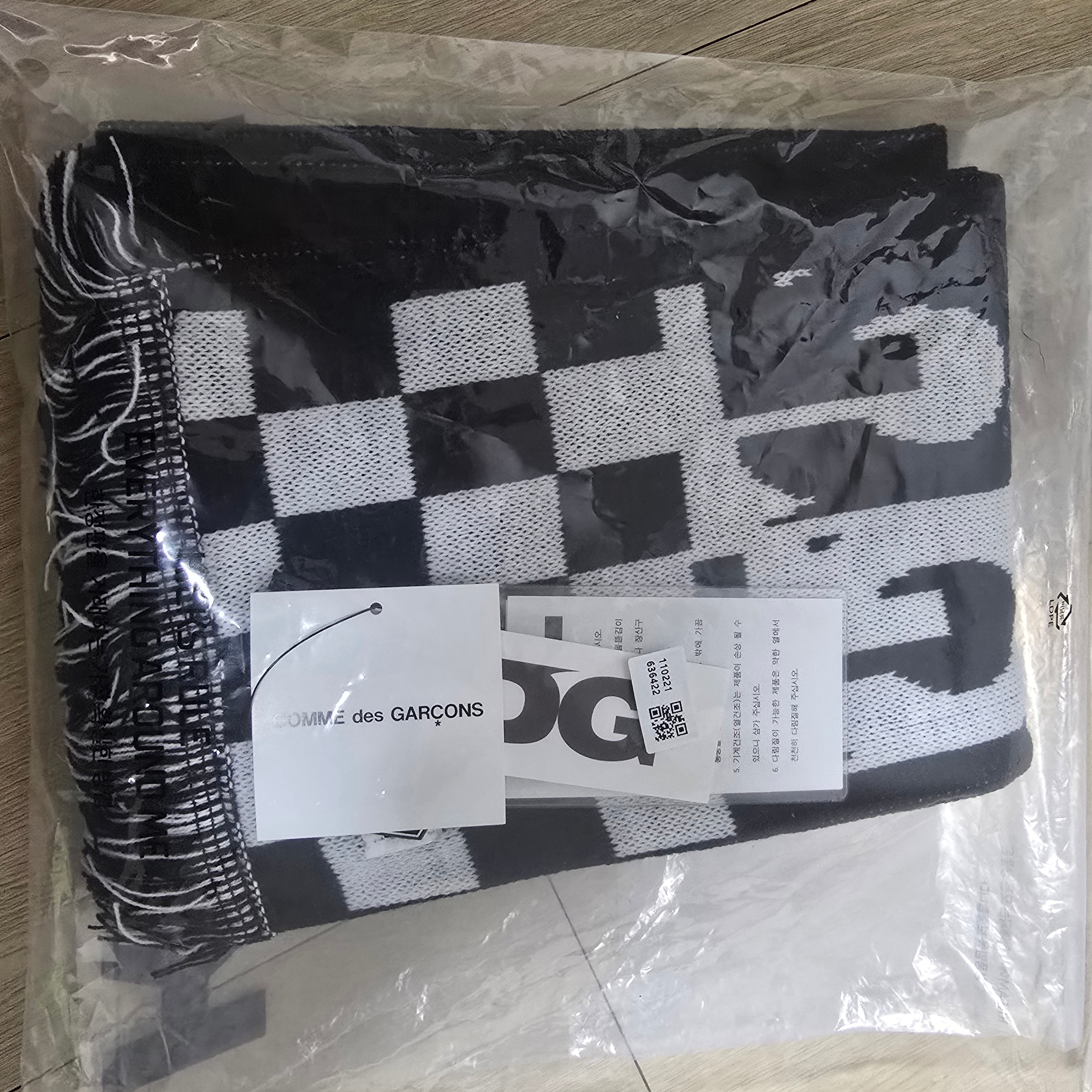 CDG Logo Check Muffler White Black 착용 스타일