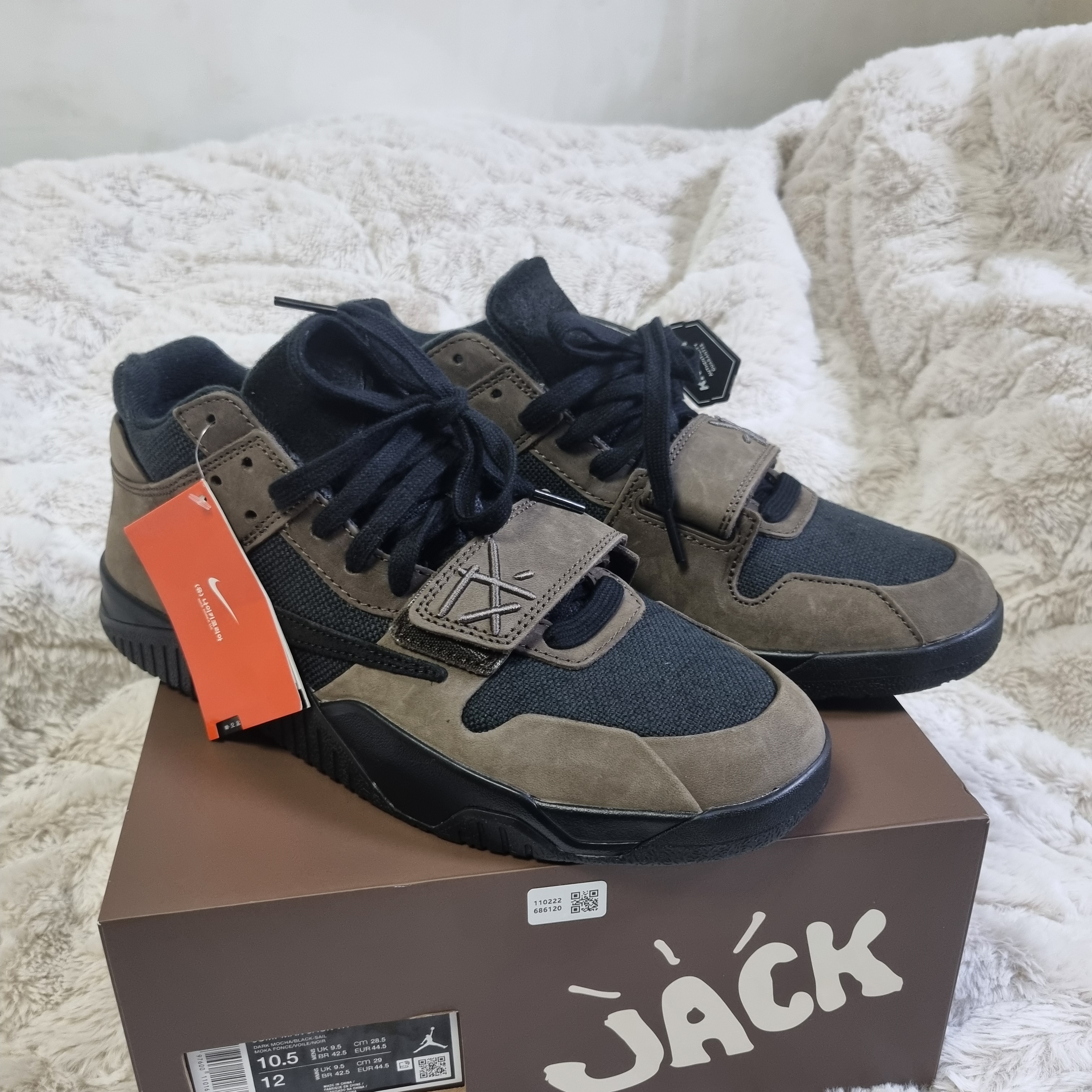 Jordan x Travis Scott Jumpman Jack TR Black and Dark Mocha 착용 스타일 - 1