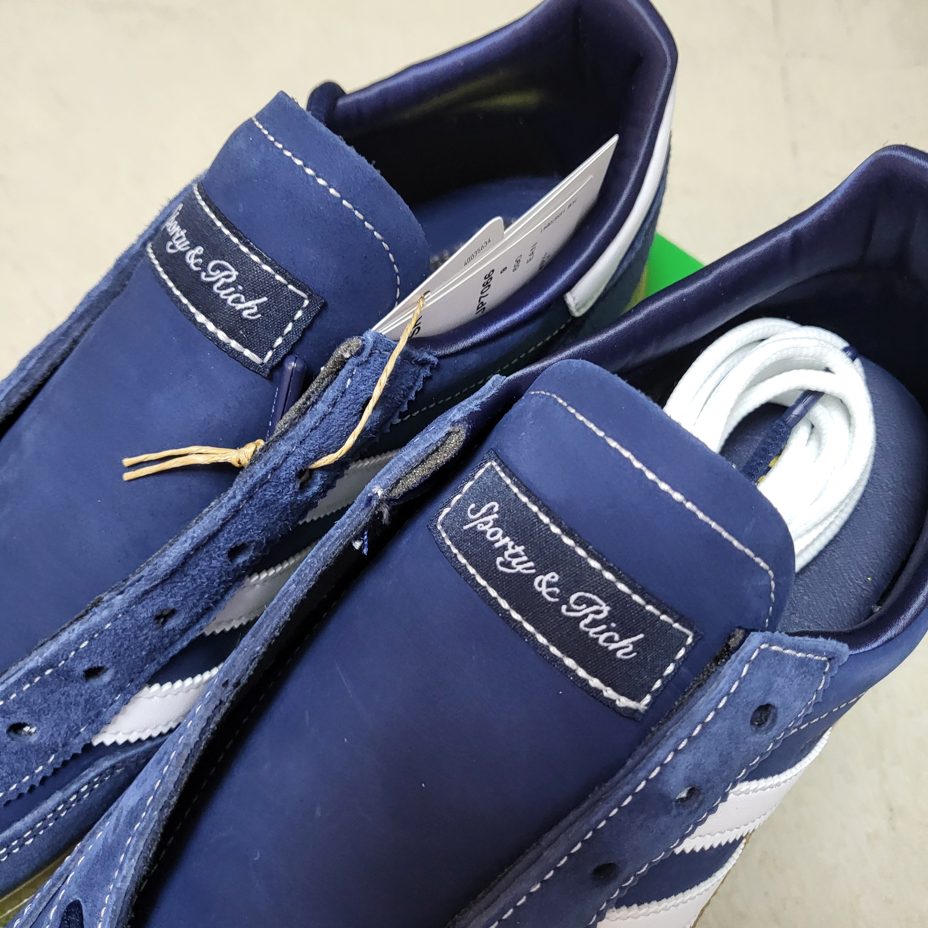 Adidas x Sporty & Rich Handball Spezial Night Indigo Cloud White 착용 스타일 - 4