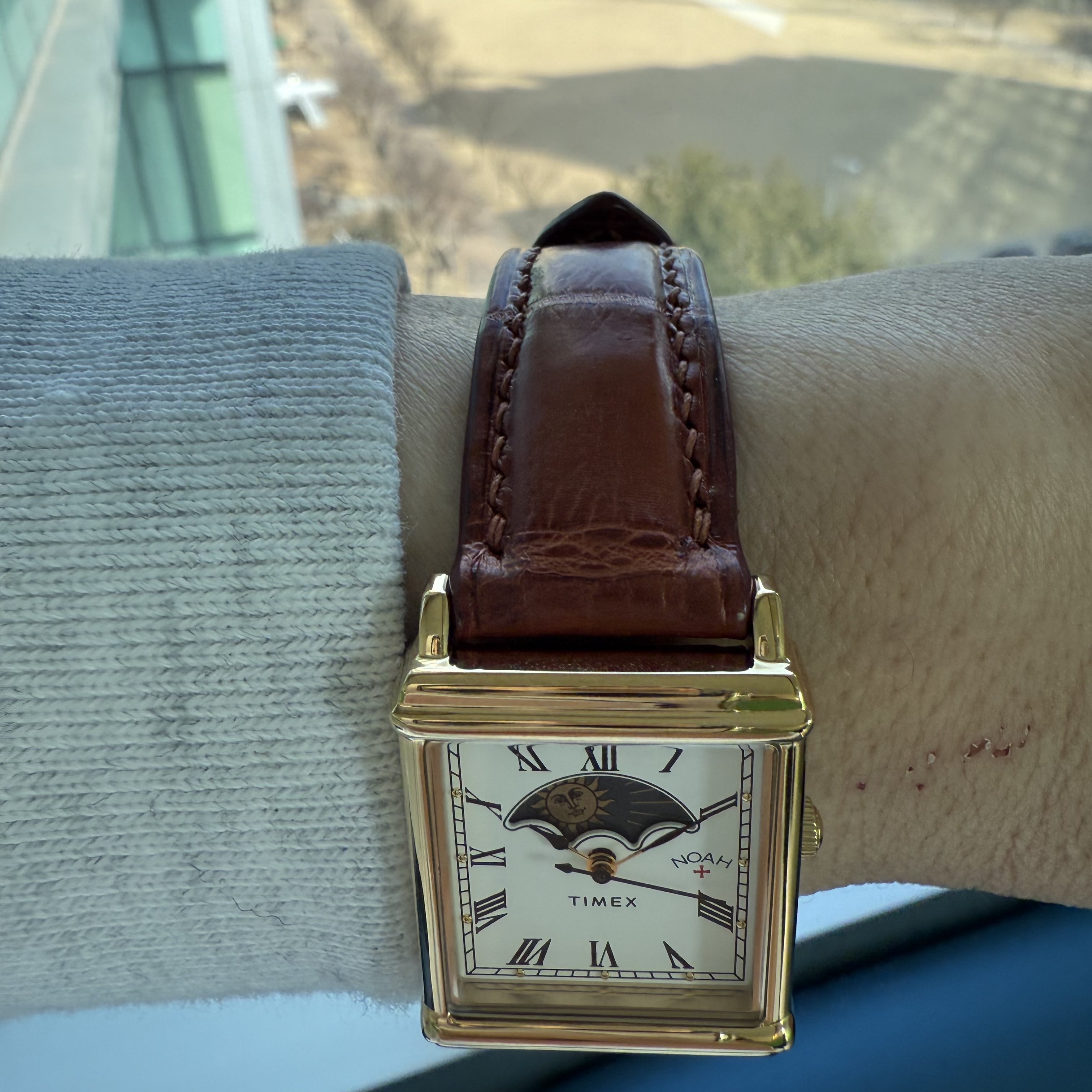 Timex x Noah Sun and Moon Watch Black Gold 착용 스타일 - 3