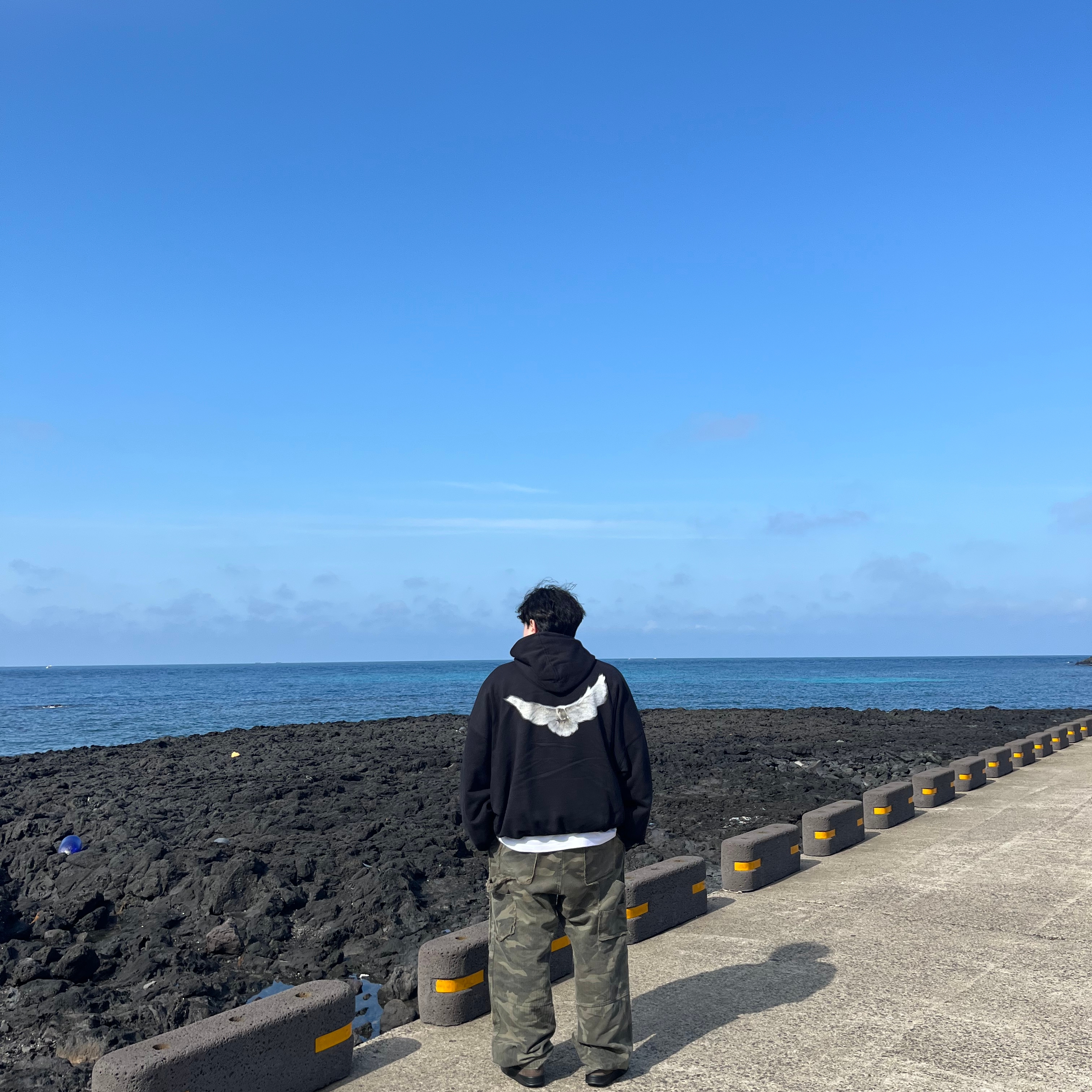 Yeezy Gap Engineered By Balenciaga Dove Hoodie Washed Black 착용 스타일 - 3