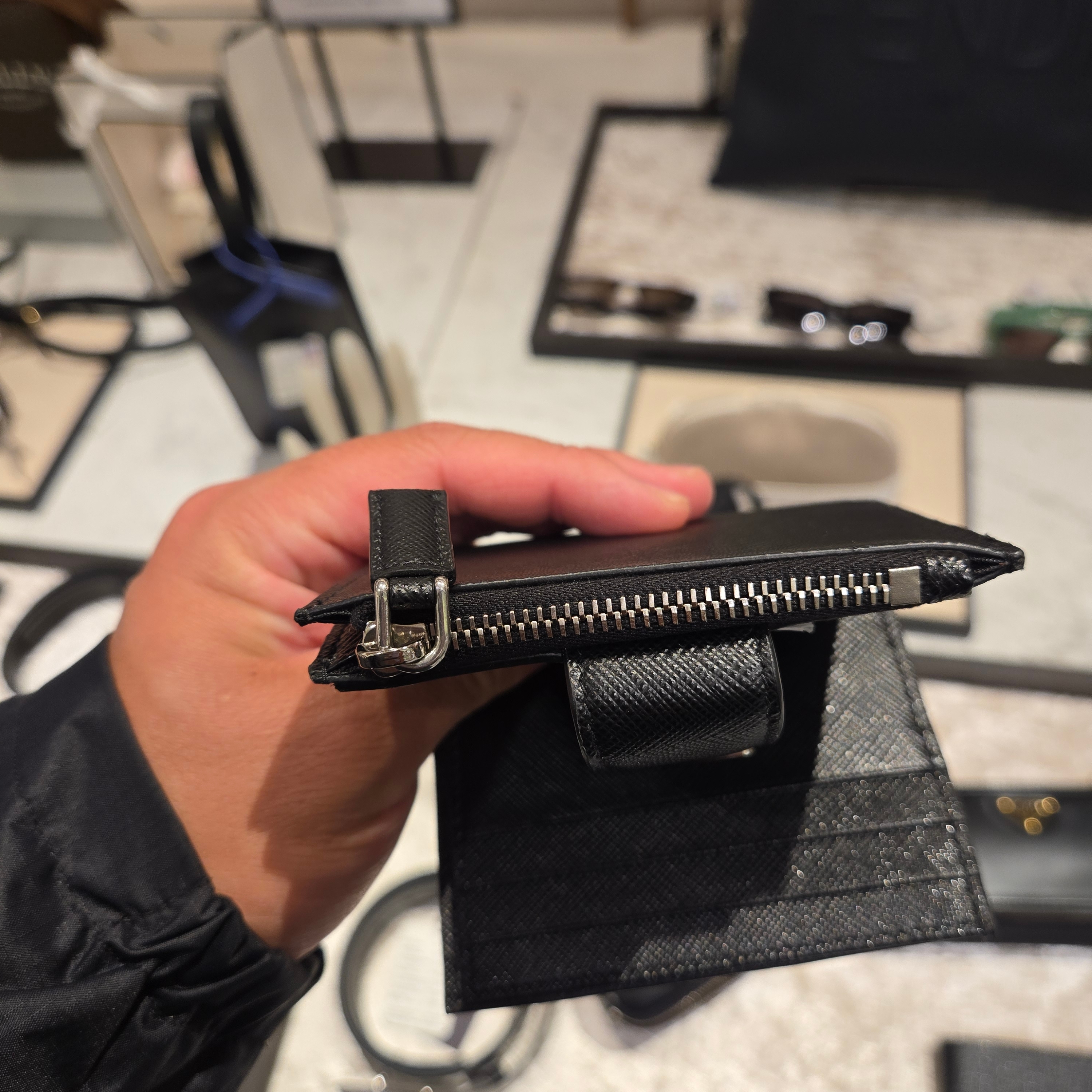 Prada Saffiano Leather Card Holder Black 착용 스타일 - 1