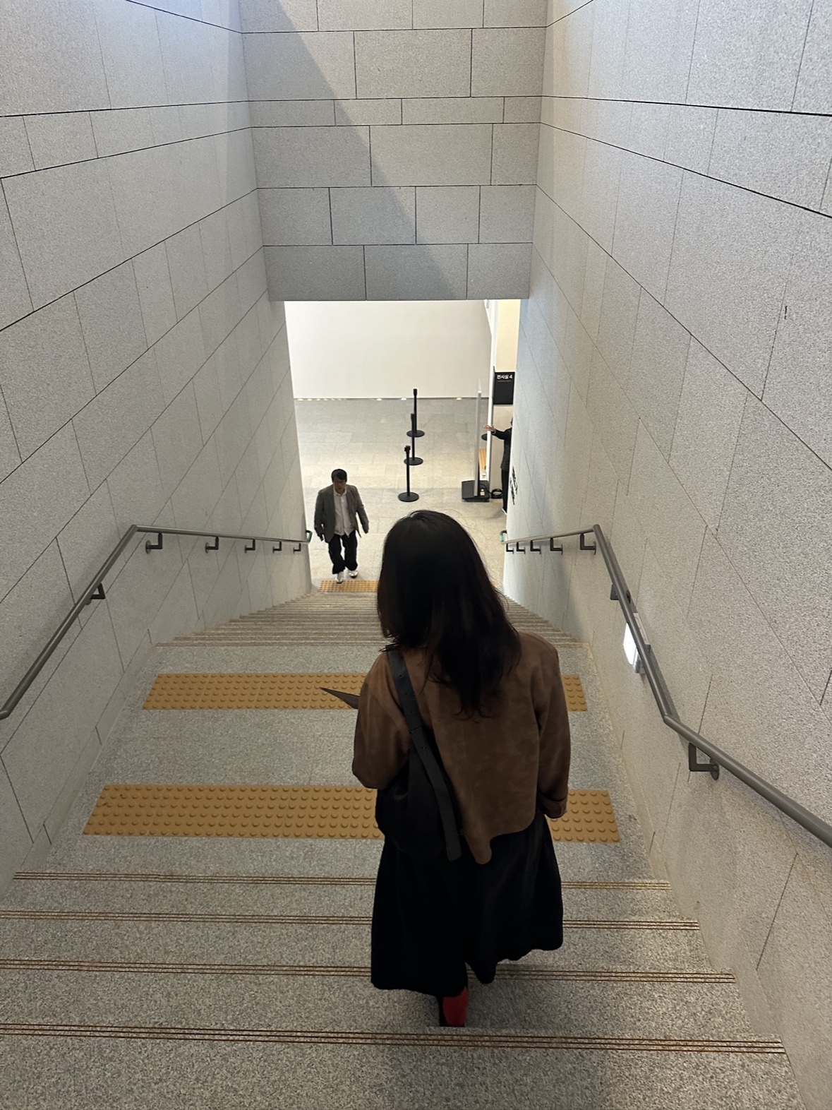 낫띵 리튼 숄더 레더 백 블랙, 아워레가시 카미온 뮬 블랙 헤어 온 하이드 착용 스타일