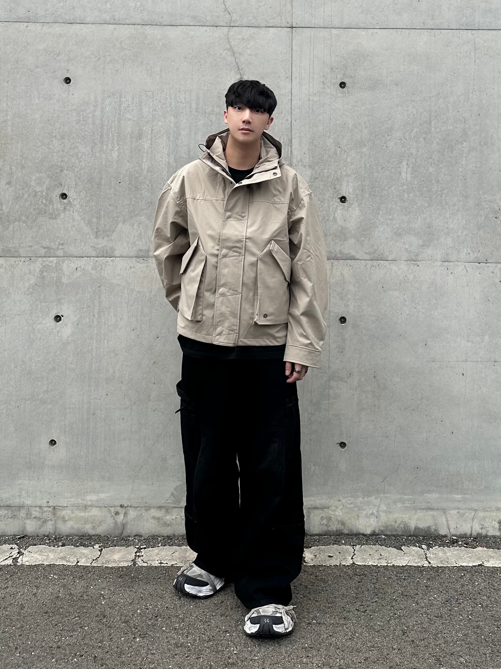 Balenciaga Cargo Sneakers White Grey 착용 스타일 - 1