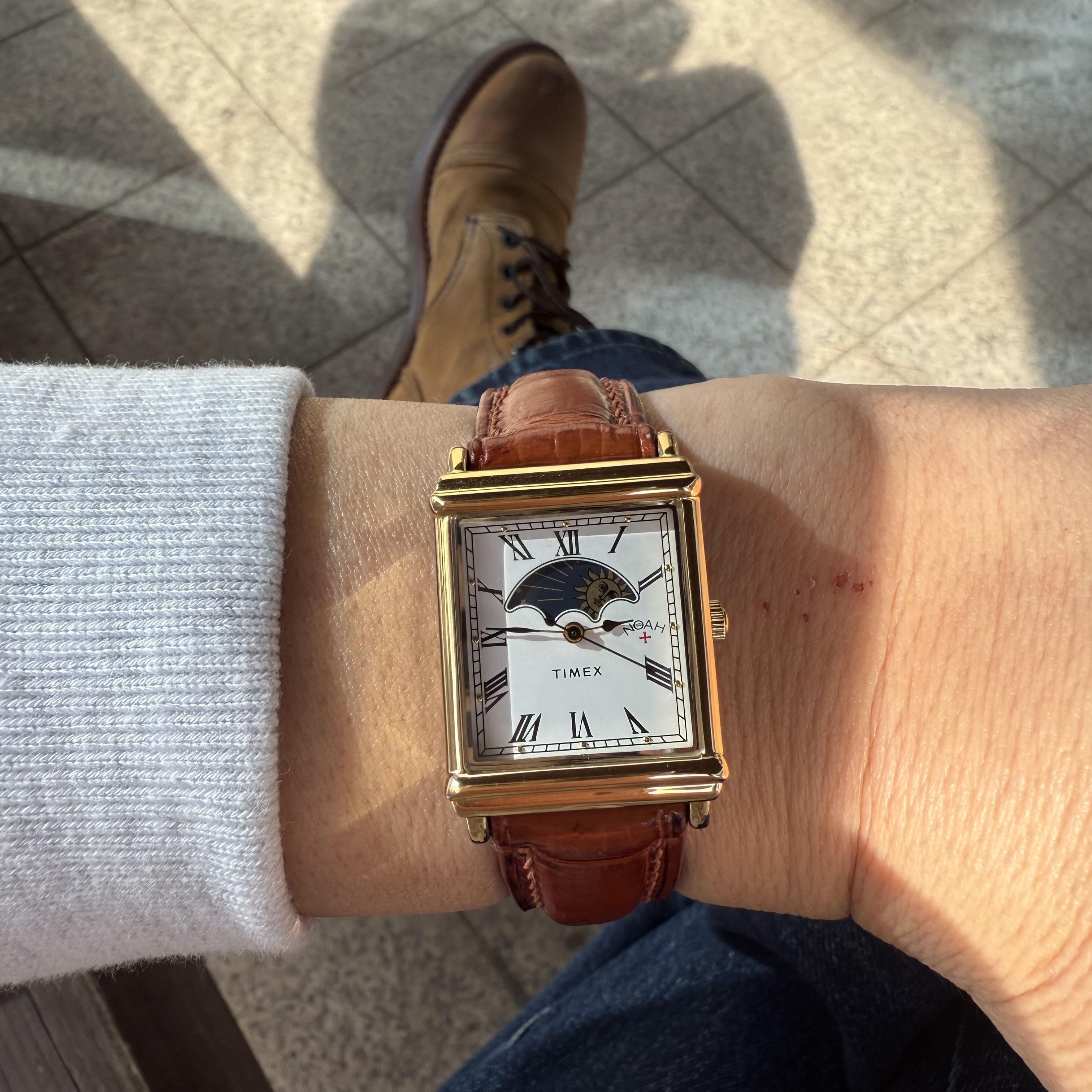Timex x Noah Sun and Moon Watch Black Gold 착용 스타일 - 1