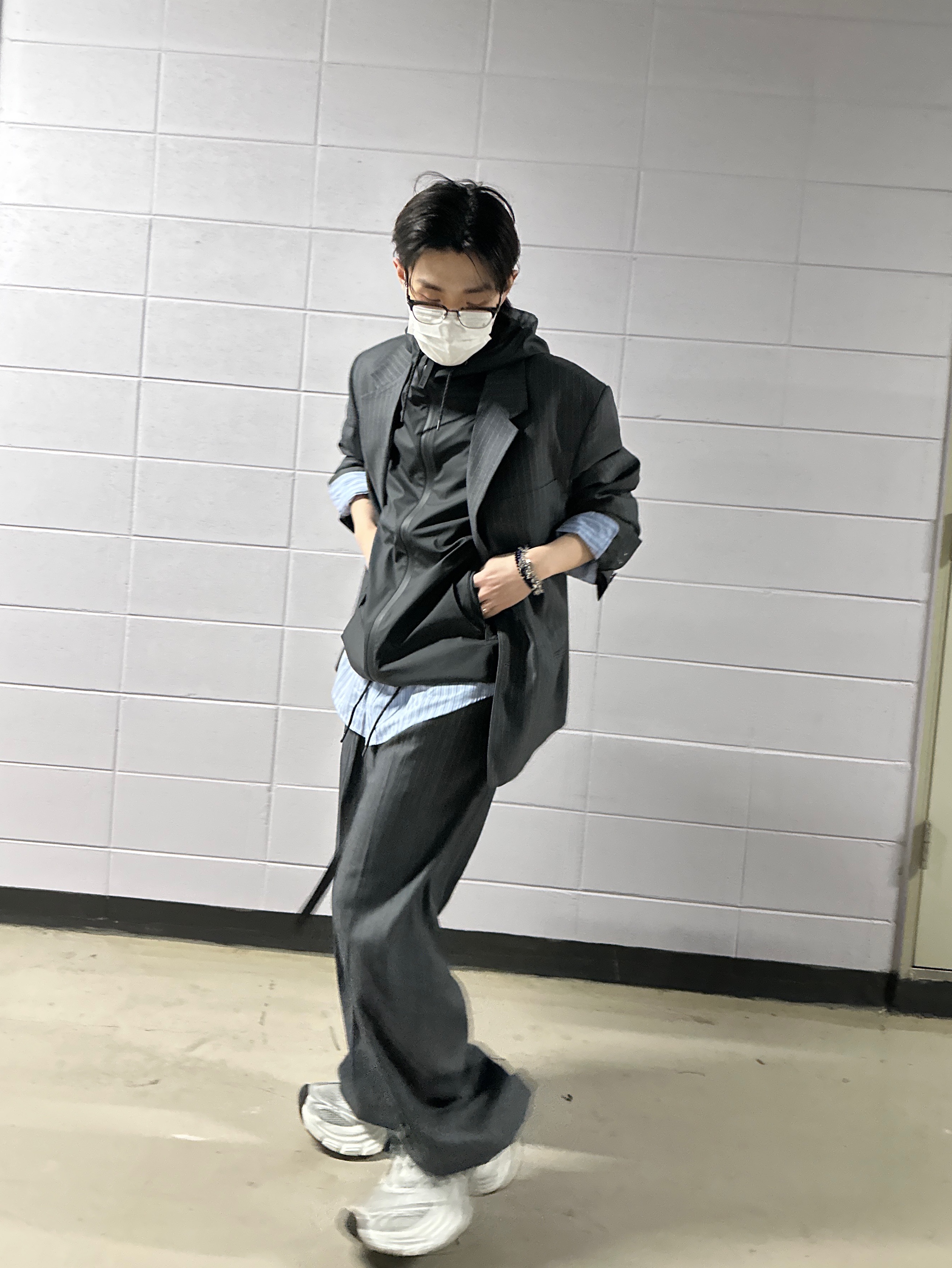 Balenciaga 10XL Sneakers White Grey Silver Black, Hono Report Leaf Bracelet 착용 스타일 - 3