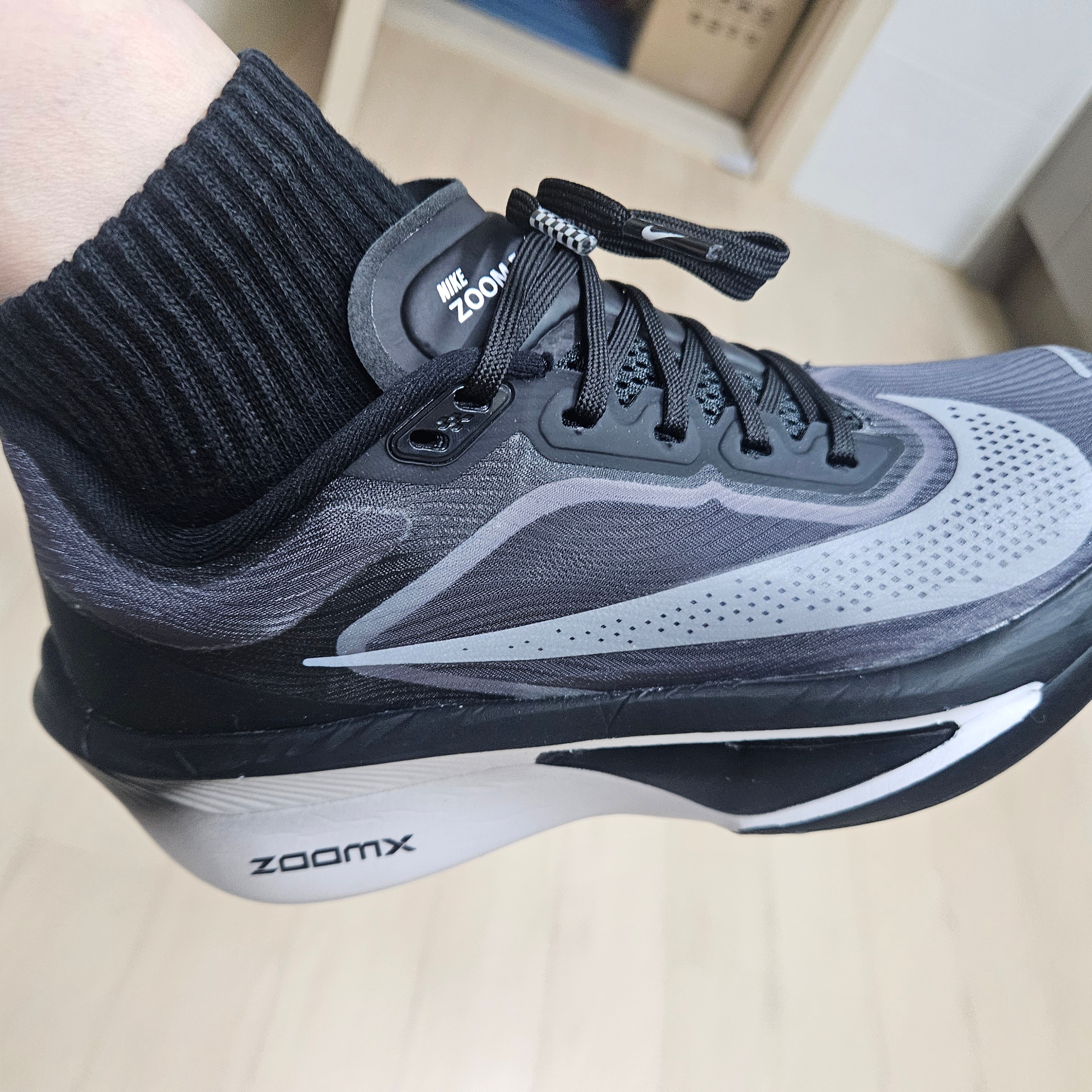 Nike Zoom Fly 6 Black Light Smoke Grey, Nike Zoom Fly 6 White Smoke Grey 착용 스타일 - 1