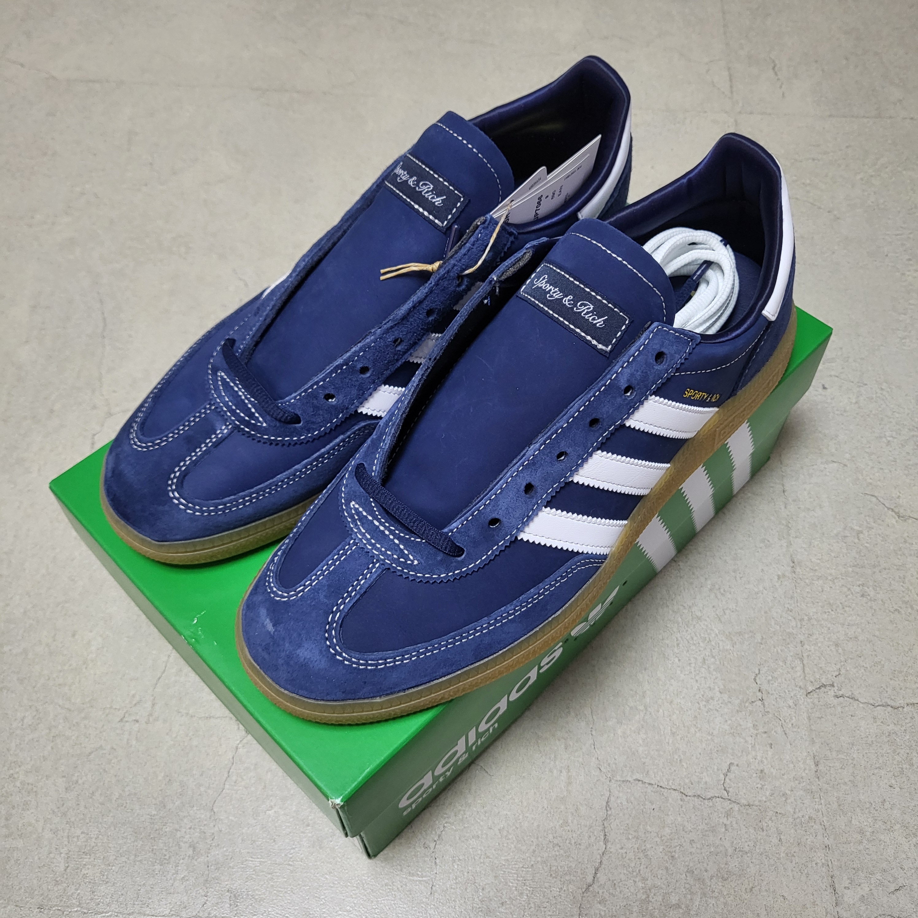 Adidas x Sporty & Rich Handball Spezial Night Indigo Cloud White 착용 스타일 - 1
