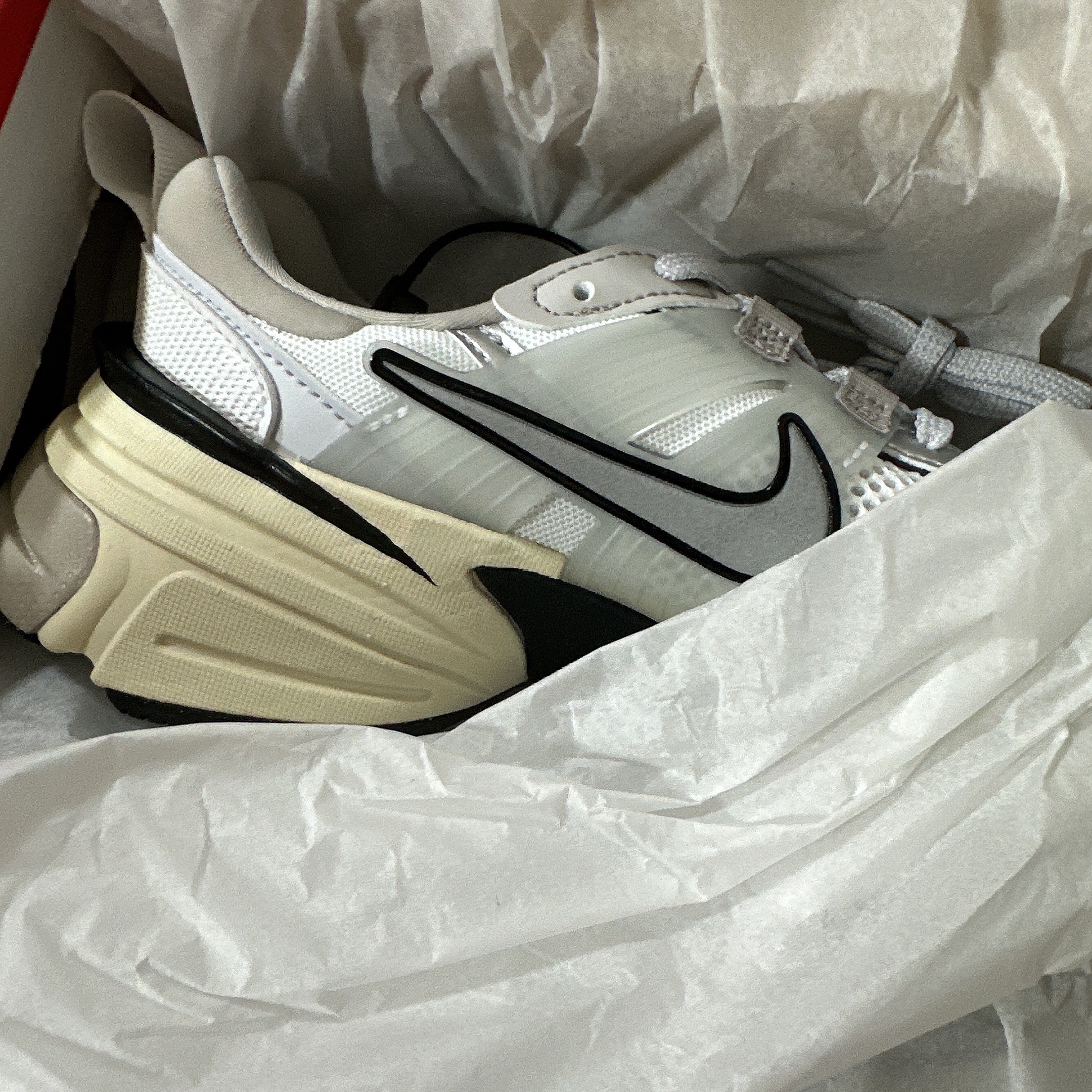 Nike V2K Run Summit White Metallic Silver 착용 스타일