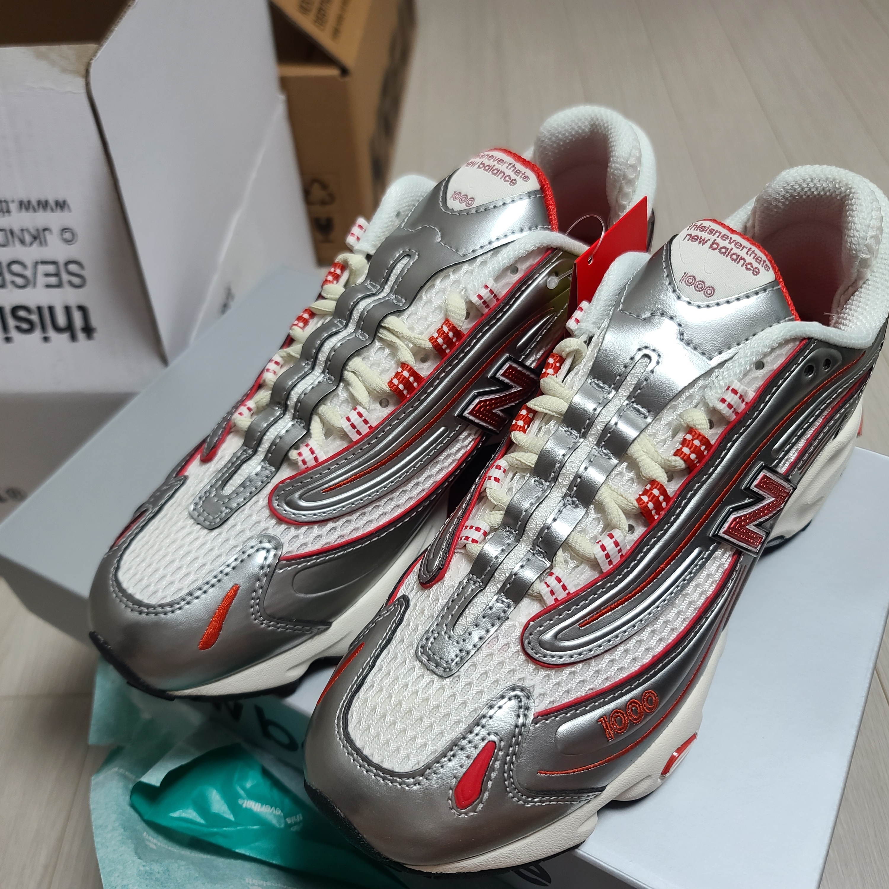 New Balance x Thisisneverthat M1000 Metallic Silver Red 착용 스타일 - 3
