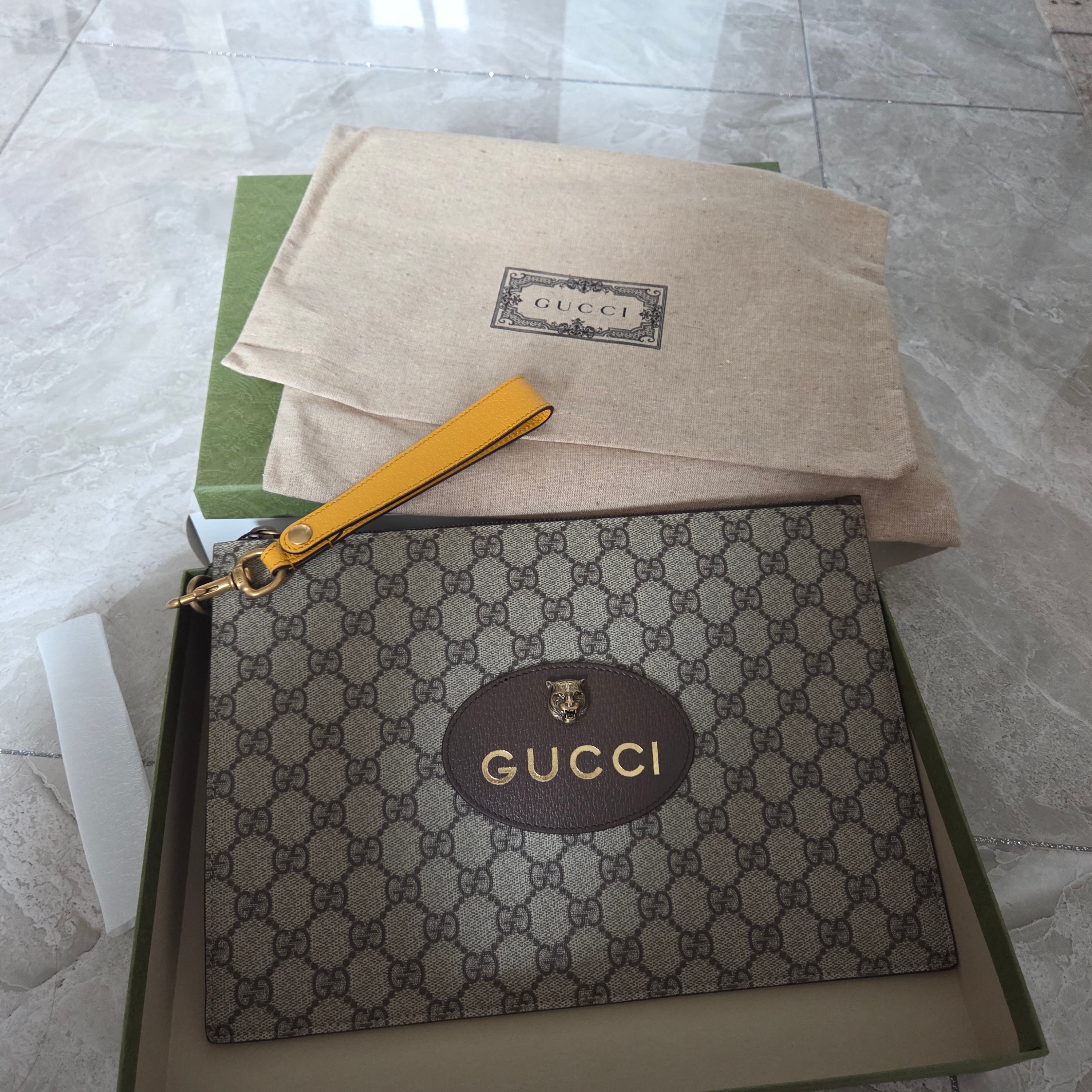 Gucci Neo Vintage GG Supreme Pouch Beige Ebony 착용 스타일 - 2