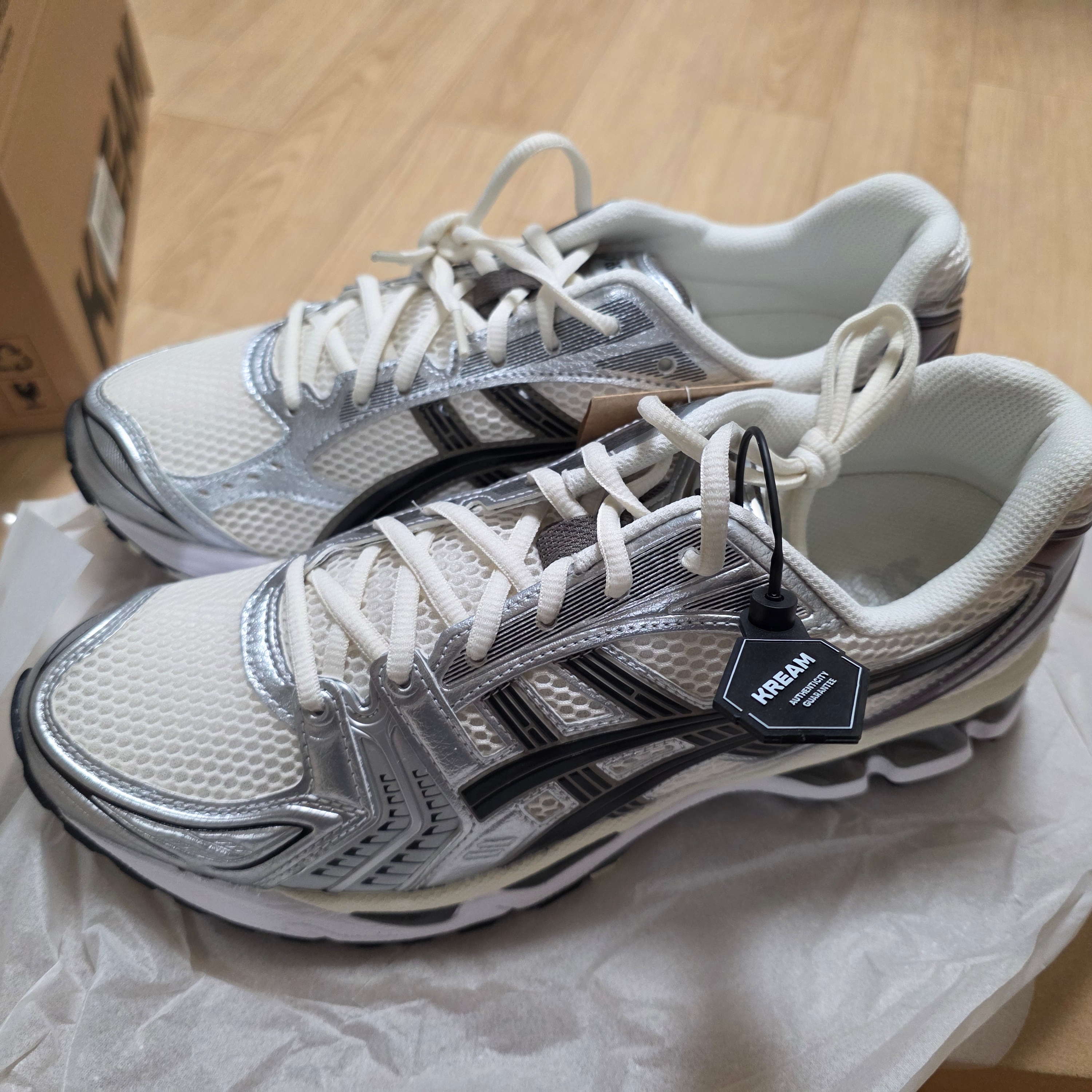 Asics Gel-Kayano 14 Cream Black 착용 스타일