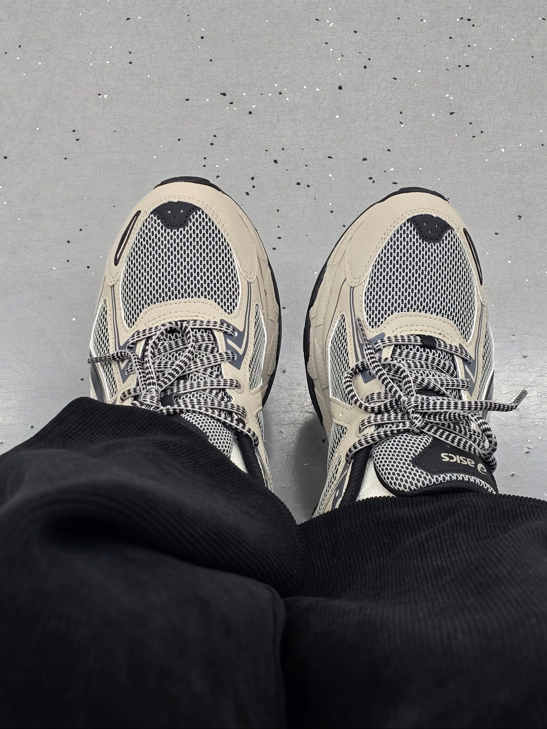 Asics Gel-Venture 6 Feather Grey Black 착용 스타일 - 1