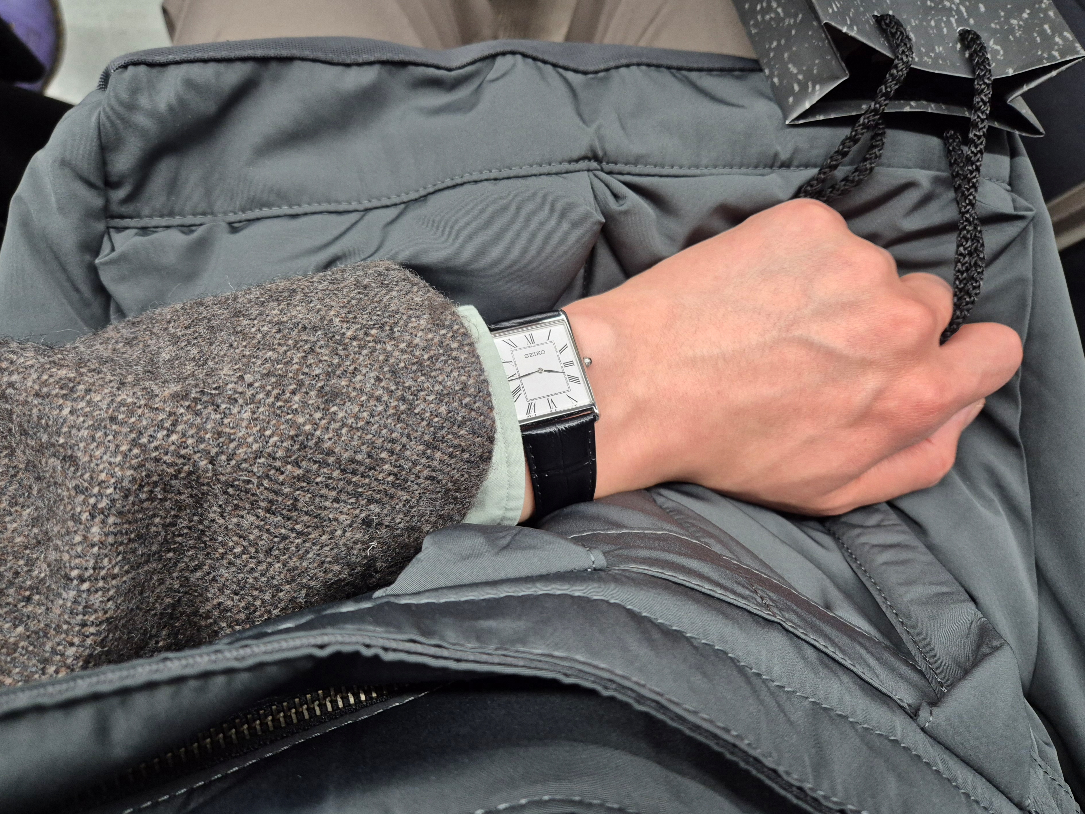 Uniqlo 2-Way Utility Bag Gray, Seiko SWR052P1 Black 착용 스타일