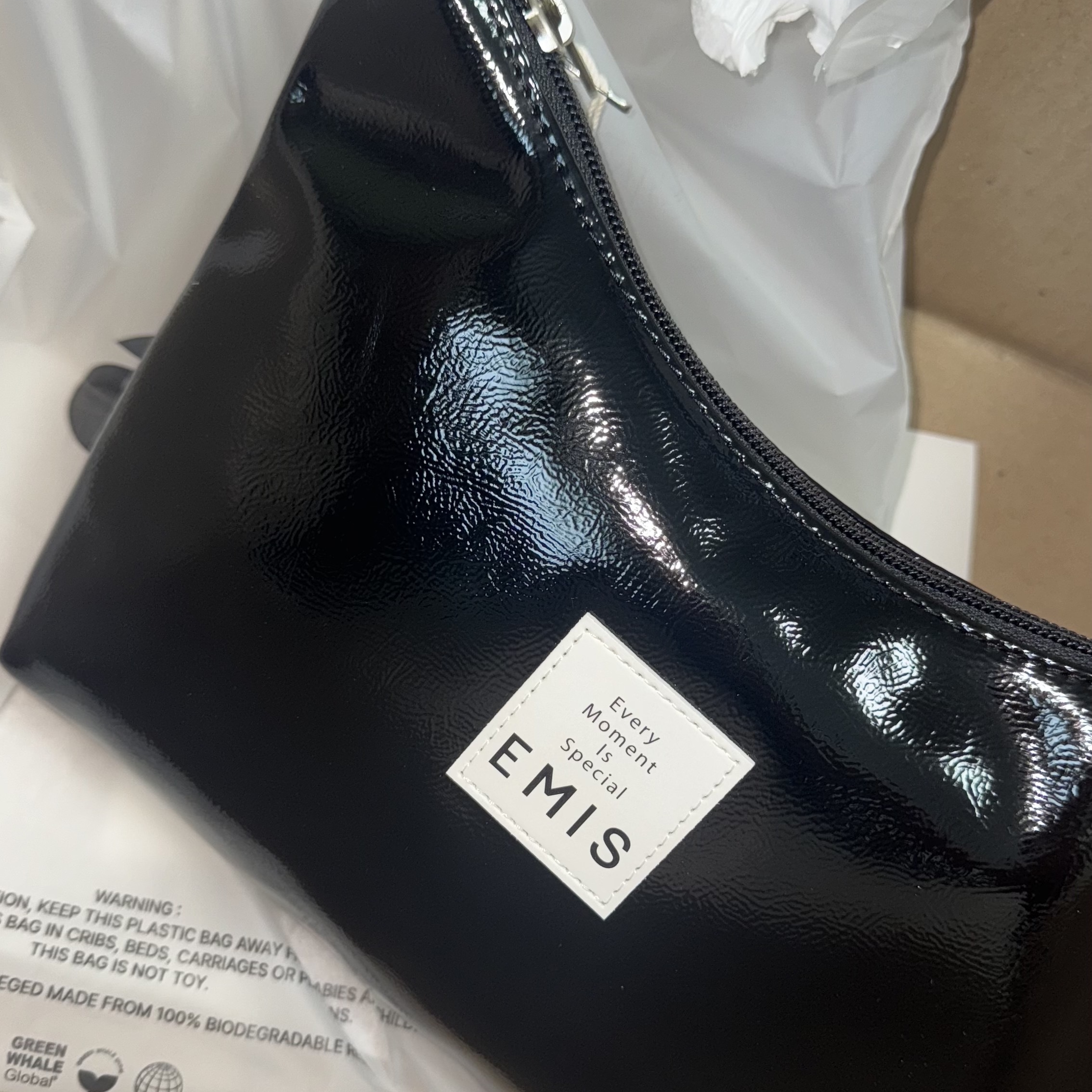 Emis New Enamel Hobo Bag Black 착용 스타일