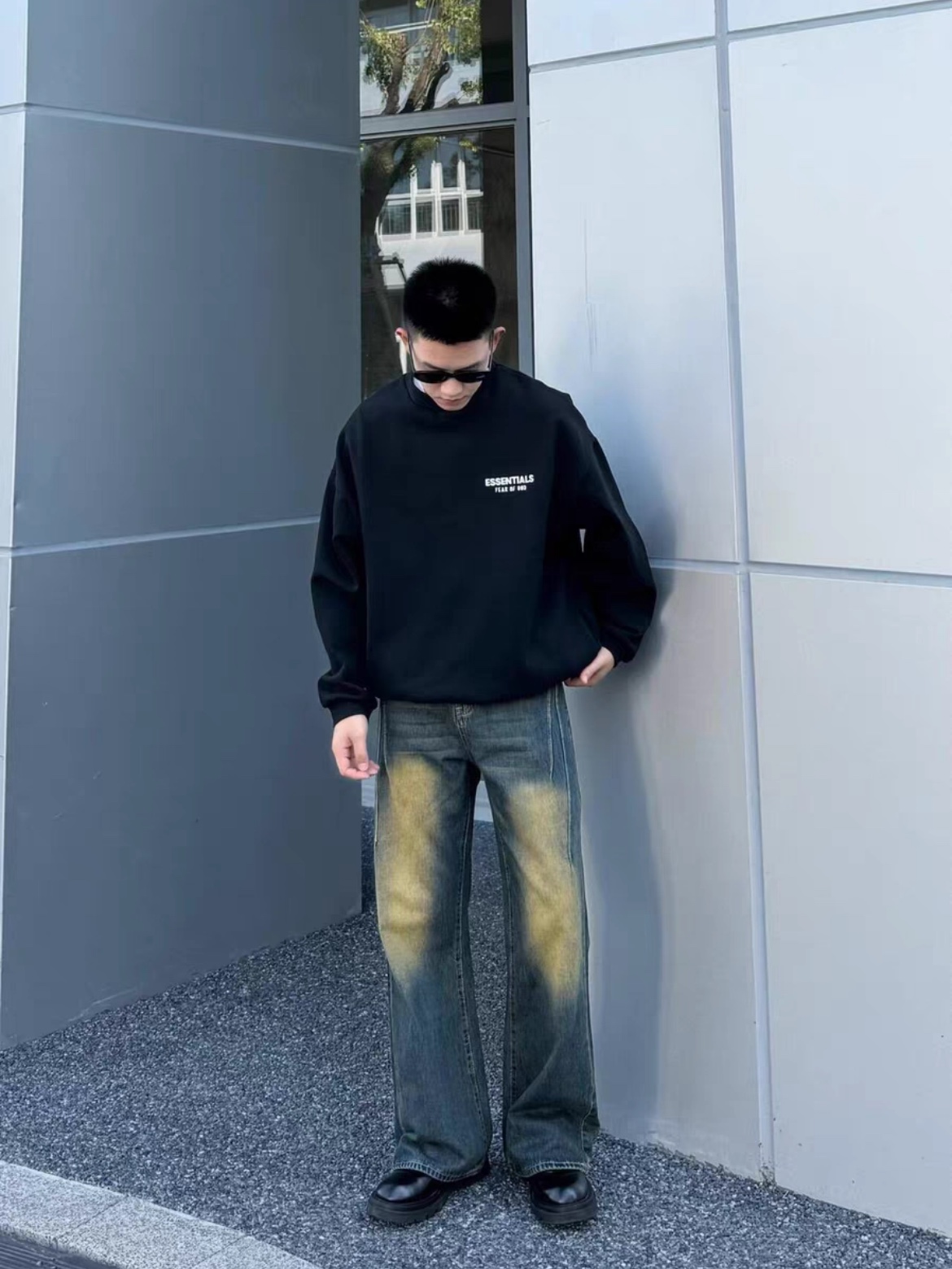 에센셜 플리스 크루넥 블랙 - 24FW 착용 스타일 - 1
