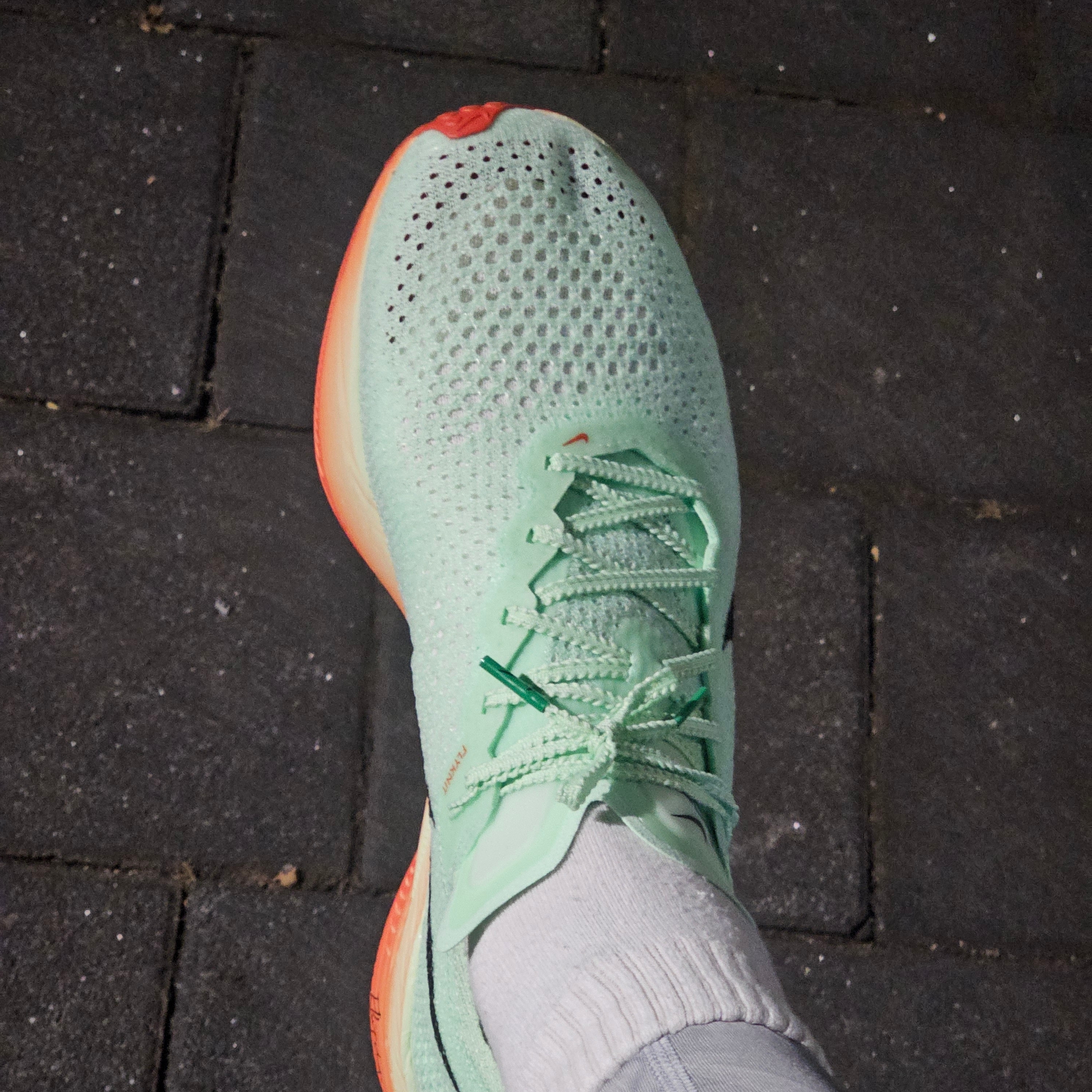 Nike ZoomX Vaporfly Next% 3 Vapor Green Dragon Red 착용 스타일 - 5