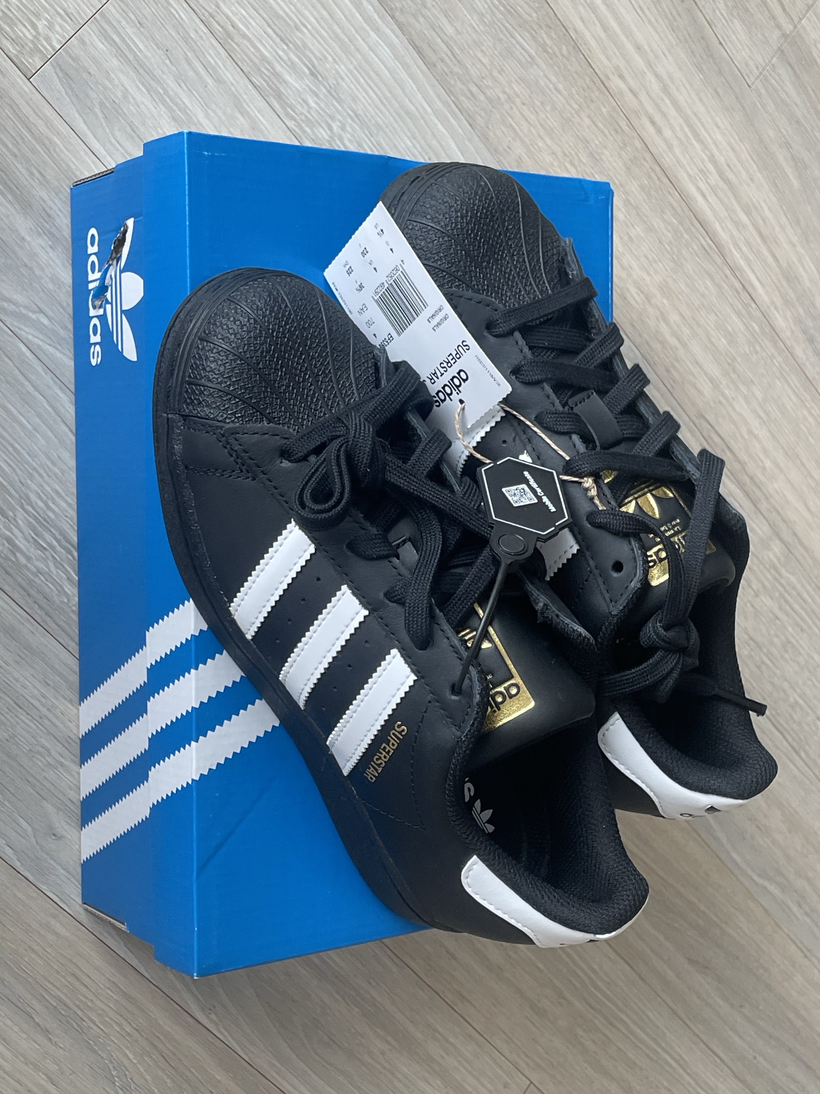 (J) Adidas Superstar Black White 착용 스타일
