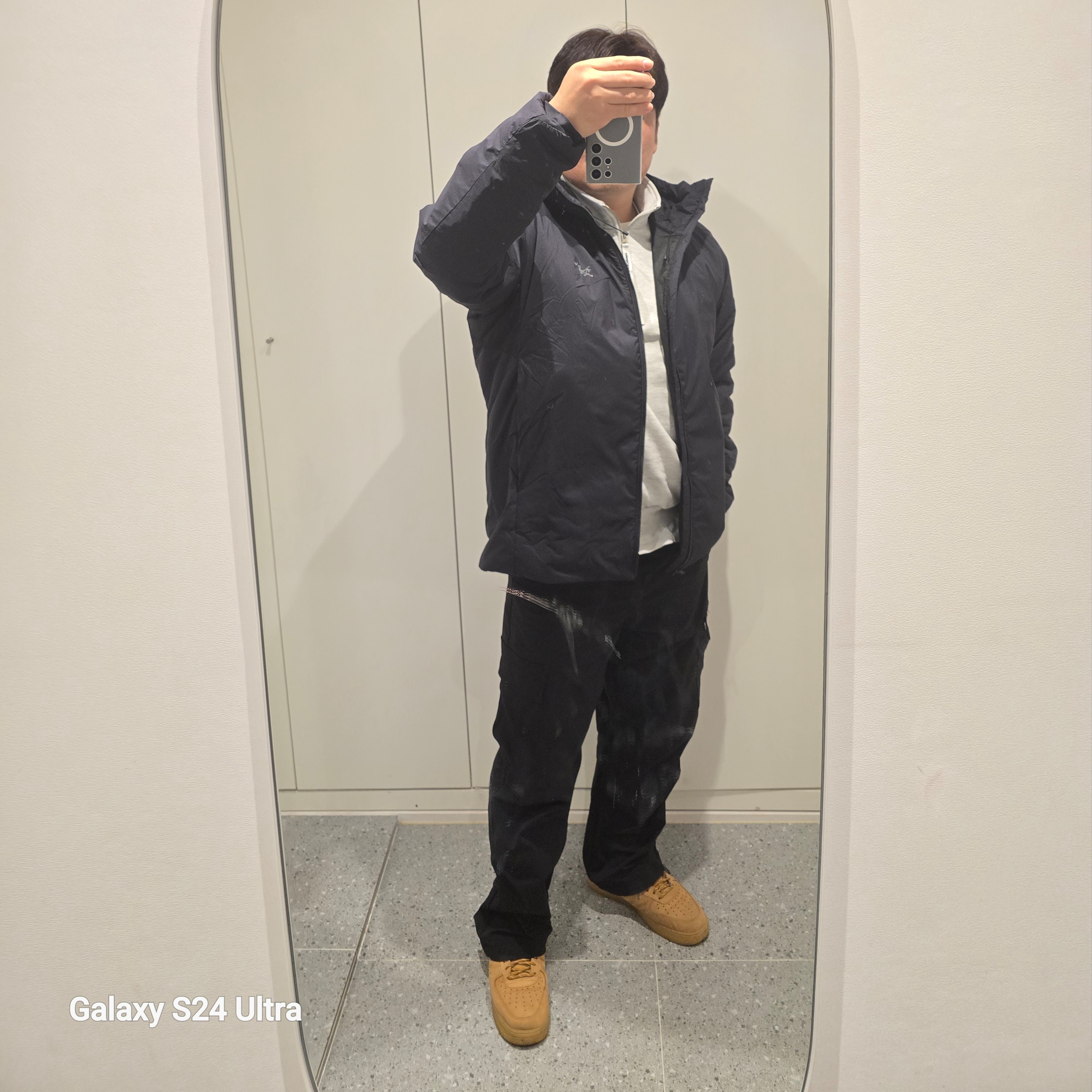Arc'teryx Atom Heavyweight Hoody Black, Nike Air Force 1 '07 WB Flax 착용 스타일 - 1