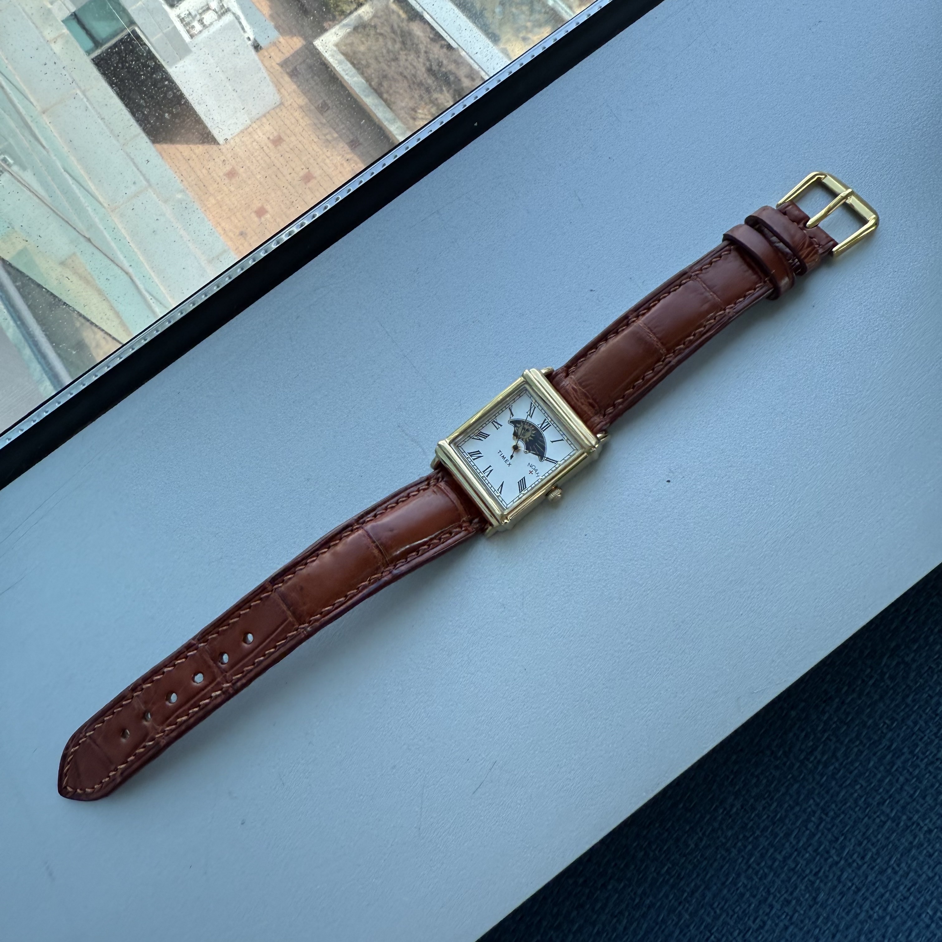 Timex x Noah Sun and Moon Watch Black Gold 착용 스타일 - 7