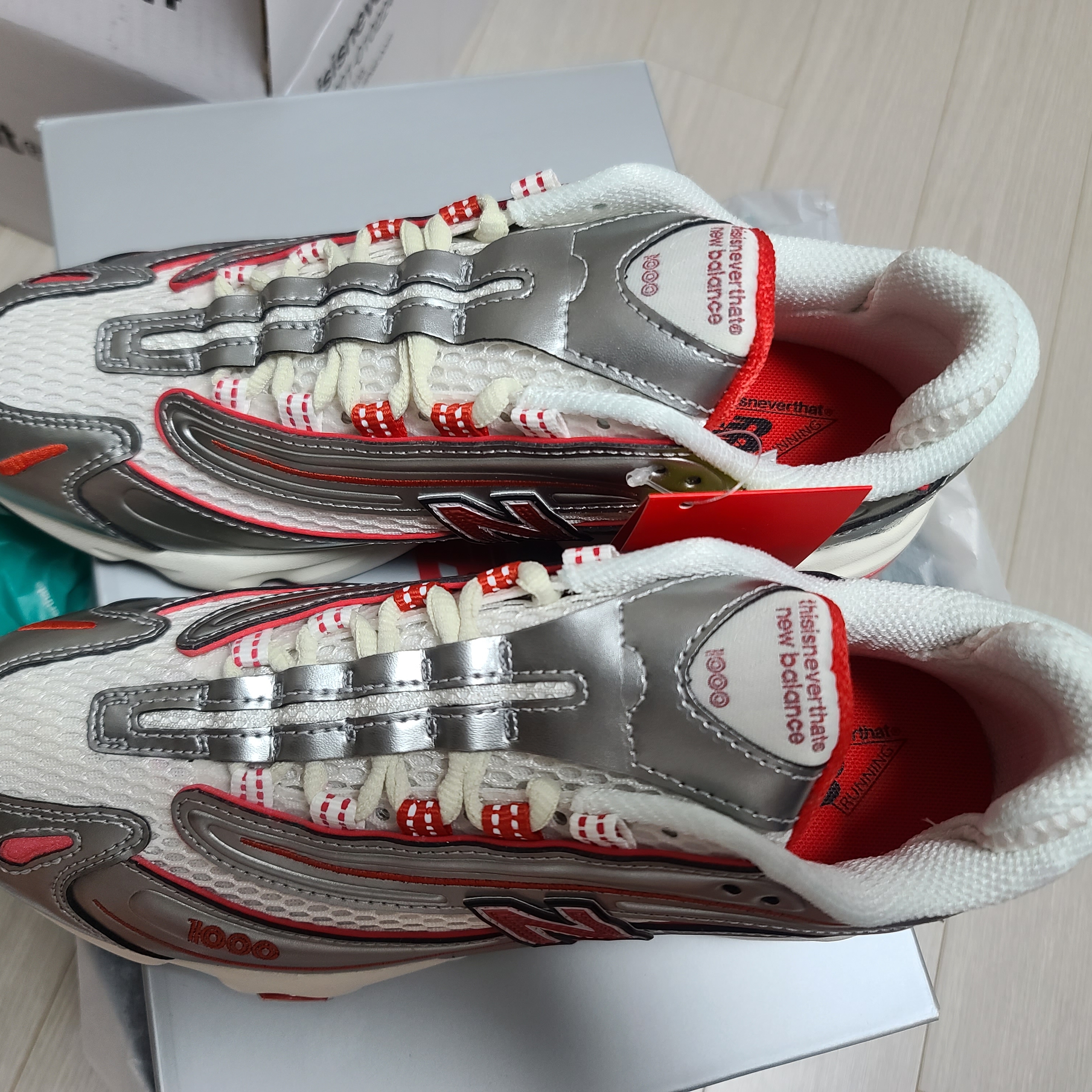 New Balance x Thisisneverthat M1000 Metallic Silver Red 착용 스타일 - 1