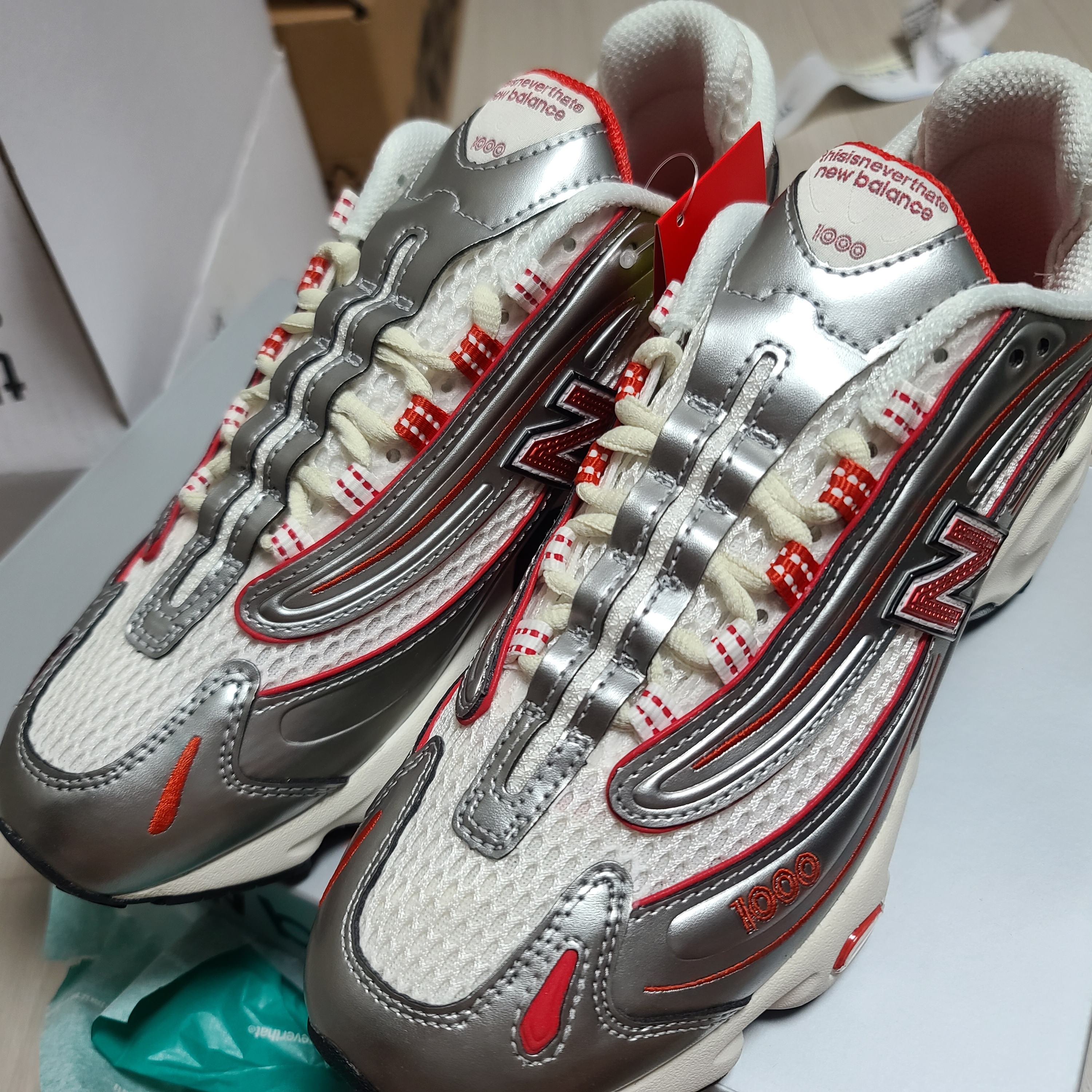 New Balance x Thisisneverthat M1000 Metallic Silver Red 착용 스타일 - 4