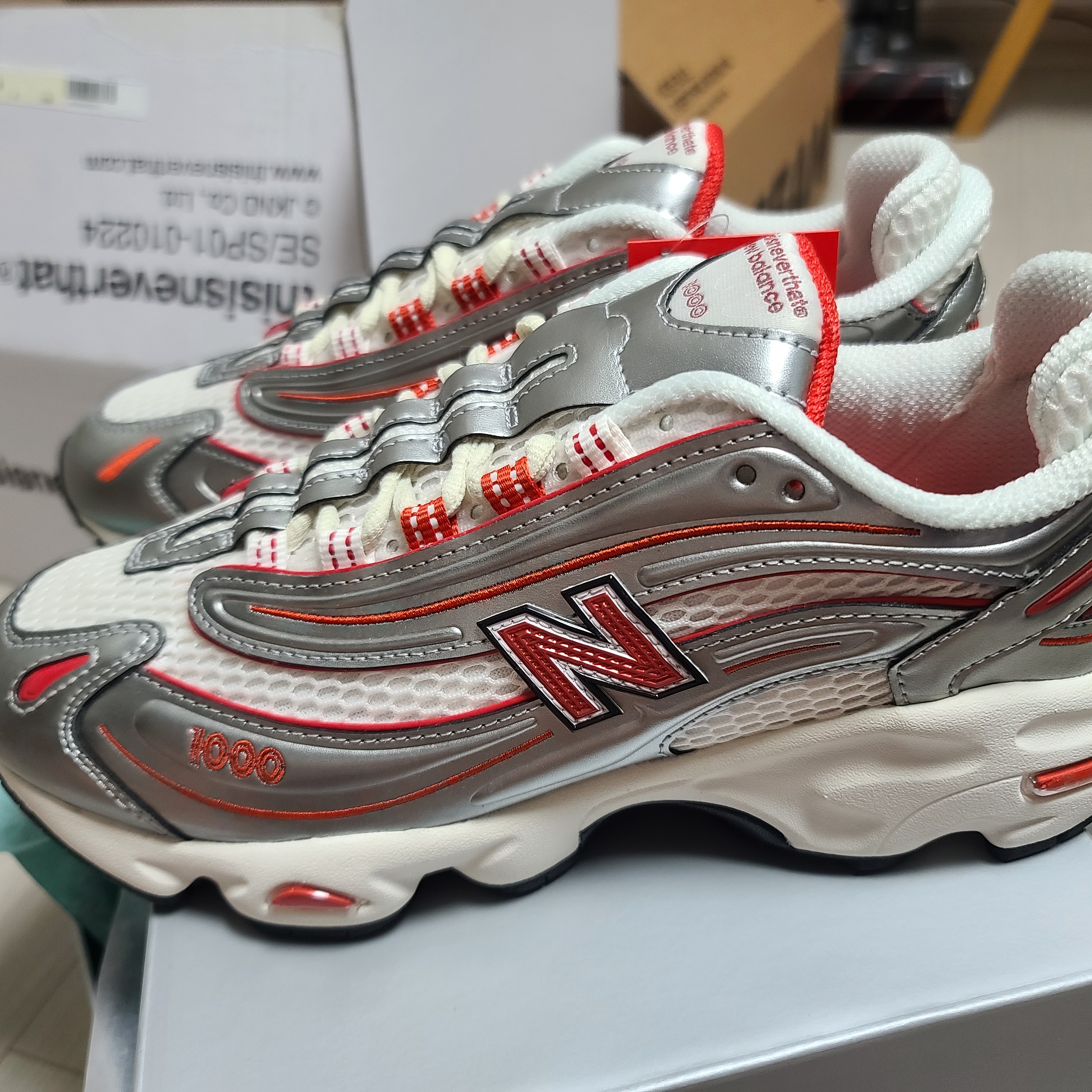 New Balance x Thisisneverthat M1000 Metallic Silver Red 착용 스타일 - 2
