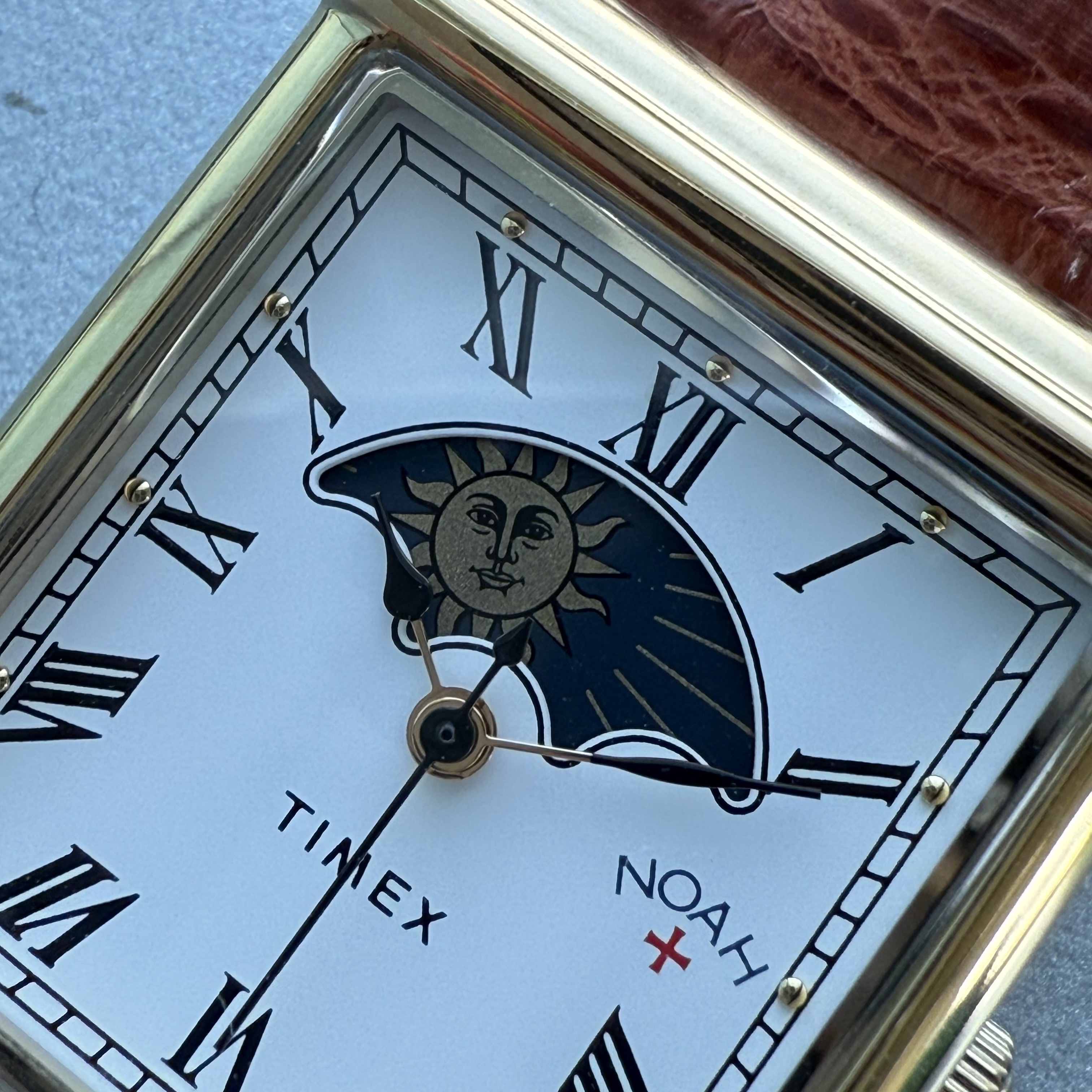 Timex x Noah Sun and Moon Watch Black Gold 착용 스타일 - 9