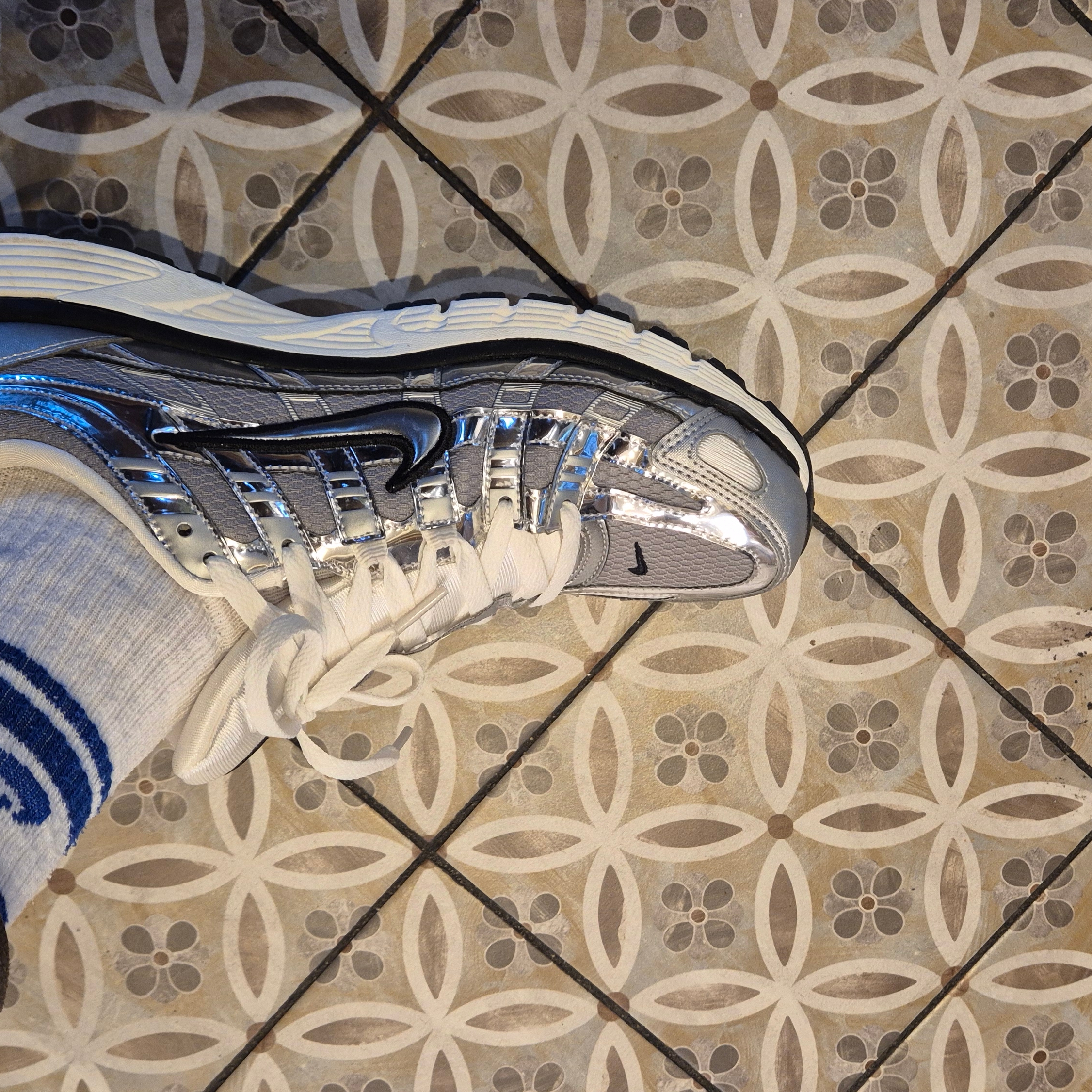 Nike P-6000 Metallic Silver 착용 스타일