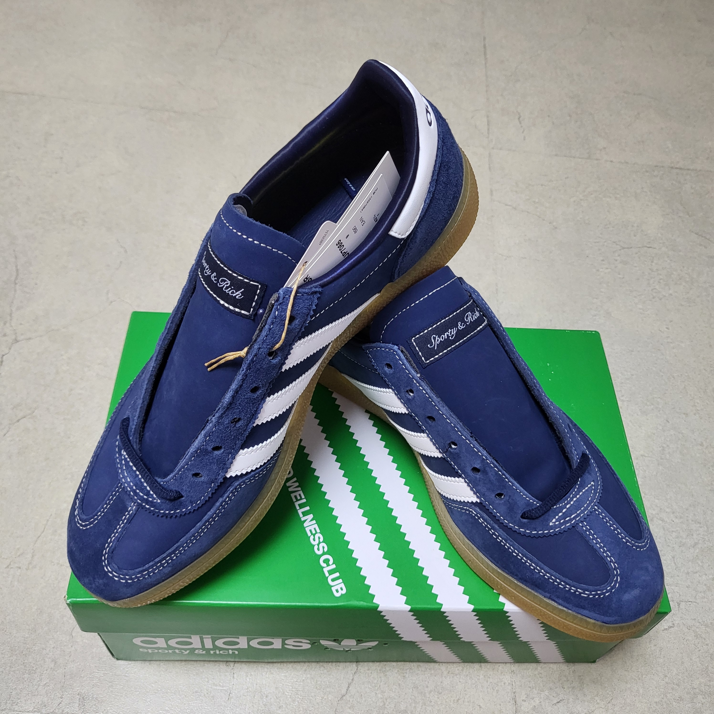 Adidas x Sporty & Rich Handball Spezial Night Indigo Cloud White 착용 스타일 - 8