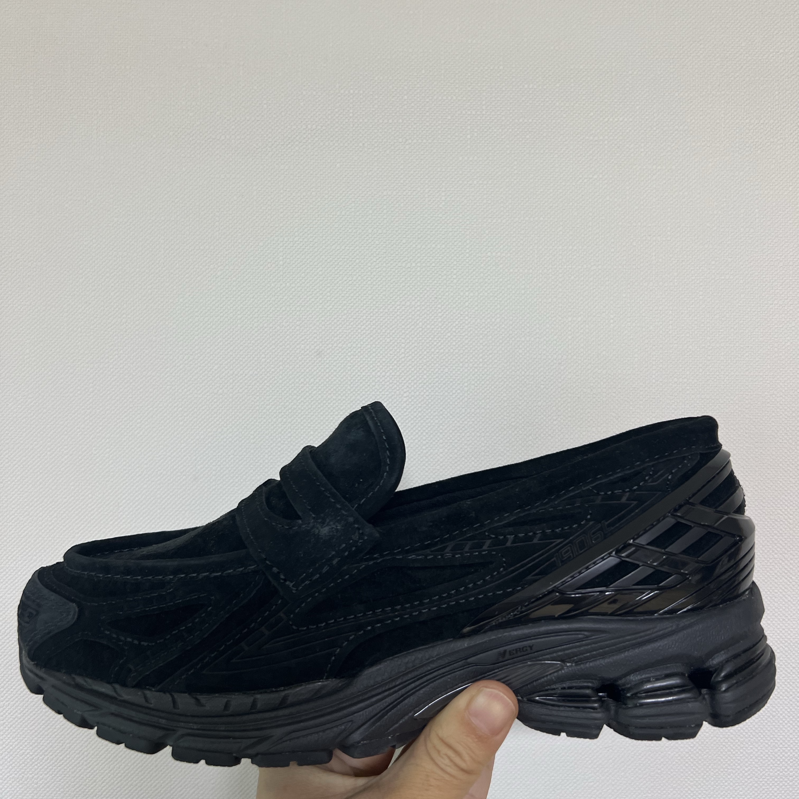 뉴발란스 1906L 블랙 블랙 시멘트 착용 스타일 - 1