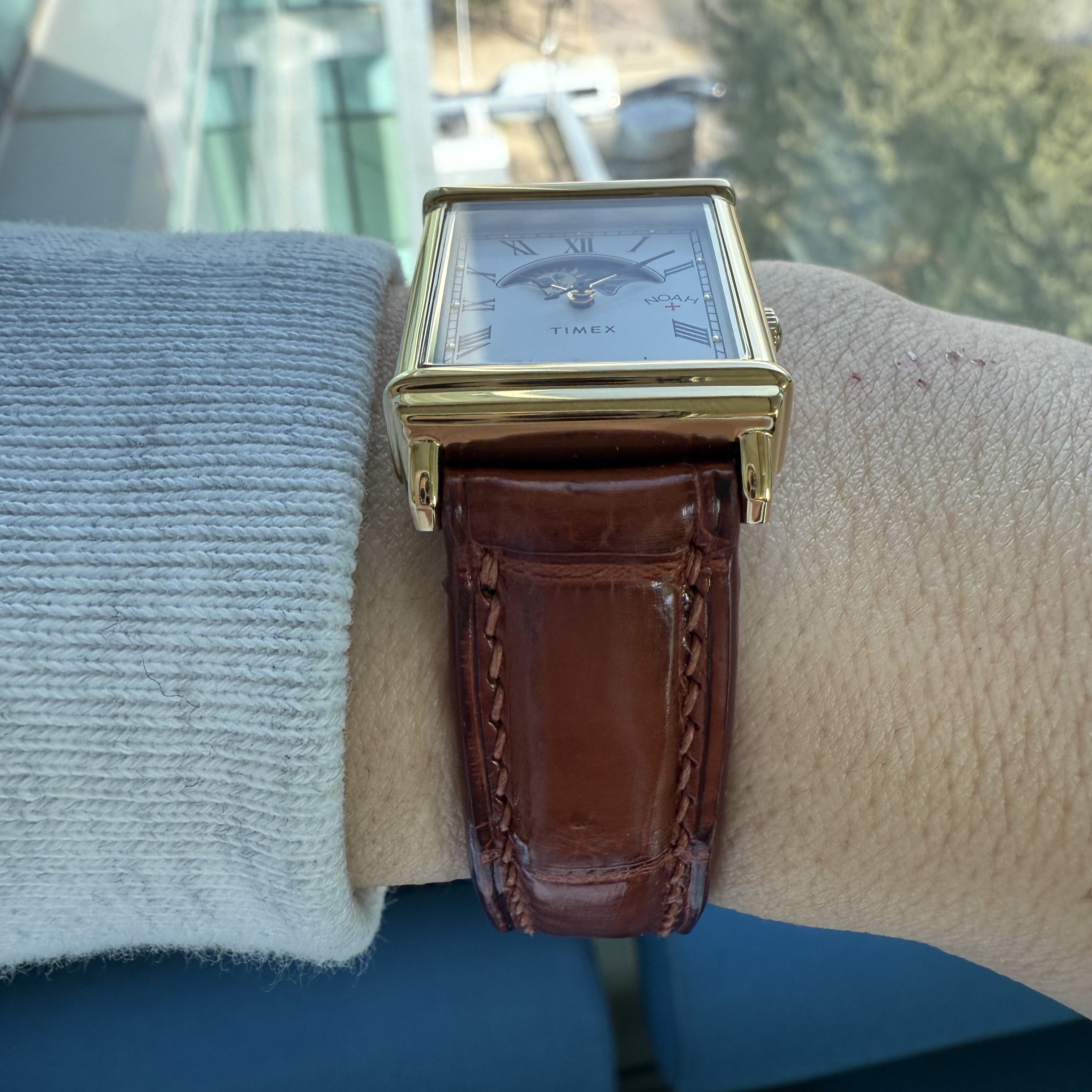 Timex x Noah Sun and Moon Watch Black Gold 착용 스타일 - 4