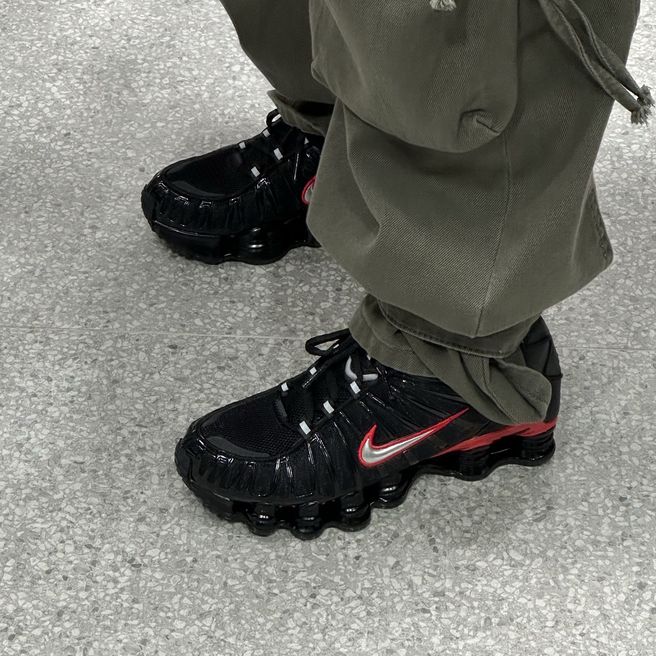 Nike Shox TL Black University Red 착용 스타일 - 1