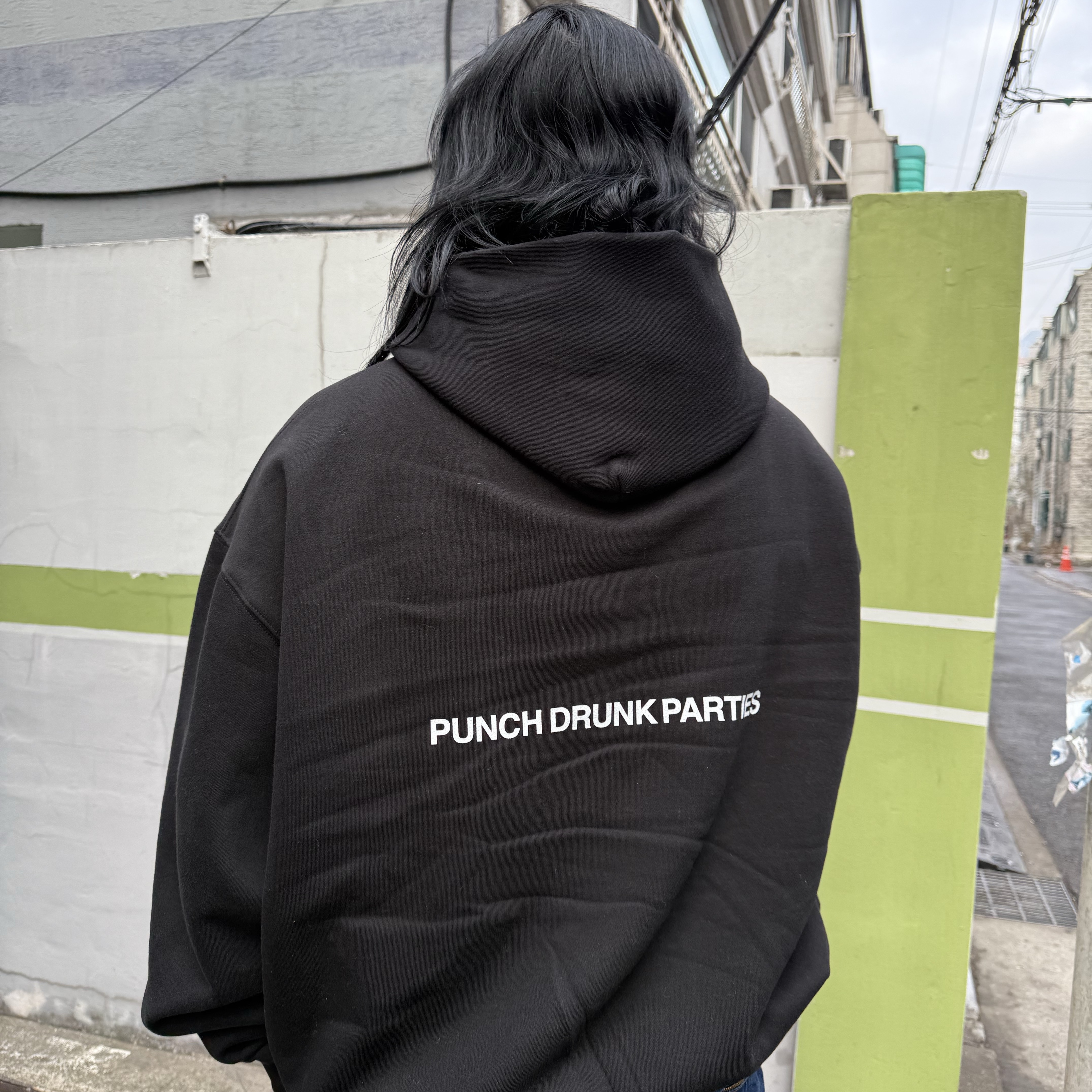 Punch Drunk Parties Circle Logo Oversized Hoodie Black 착용 스타일