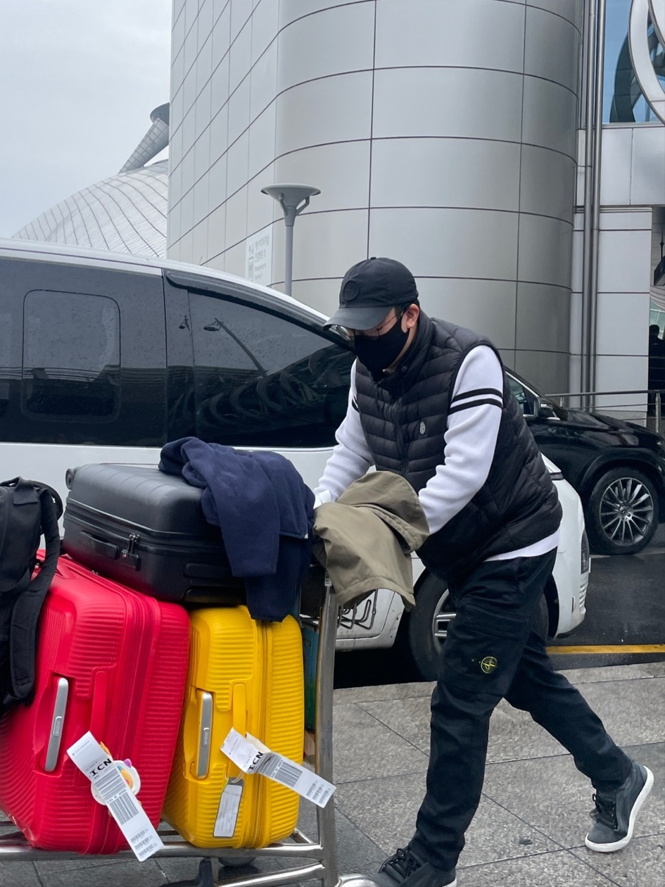 스톤 아일랜드 G0224 룸 우븐 체임버스 R-나일론 다운-TC 베스트 블랙 - 22FW, 스톤 아일랜드 313L1 스트레치 브로큰 트윌 코튼 가먼트 다이드 올드 이펙트 카고 팬츠 블랙 - 23FW 착용 스타일