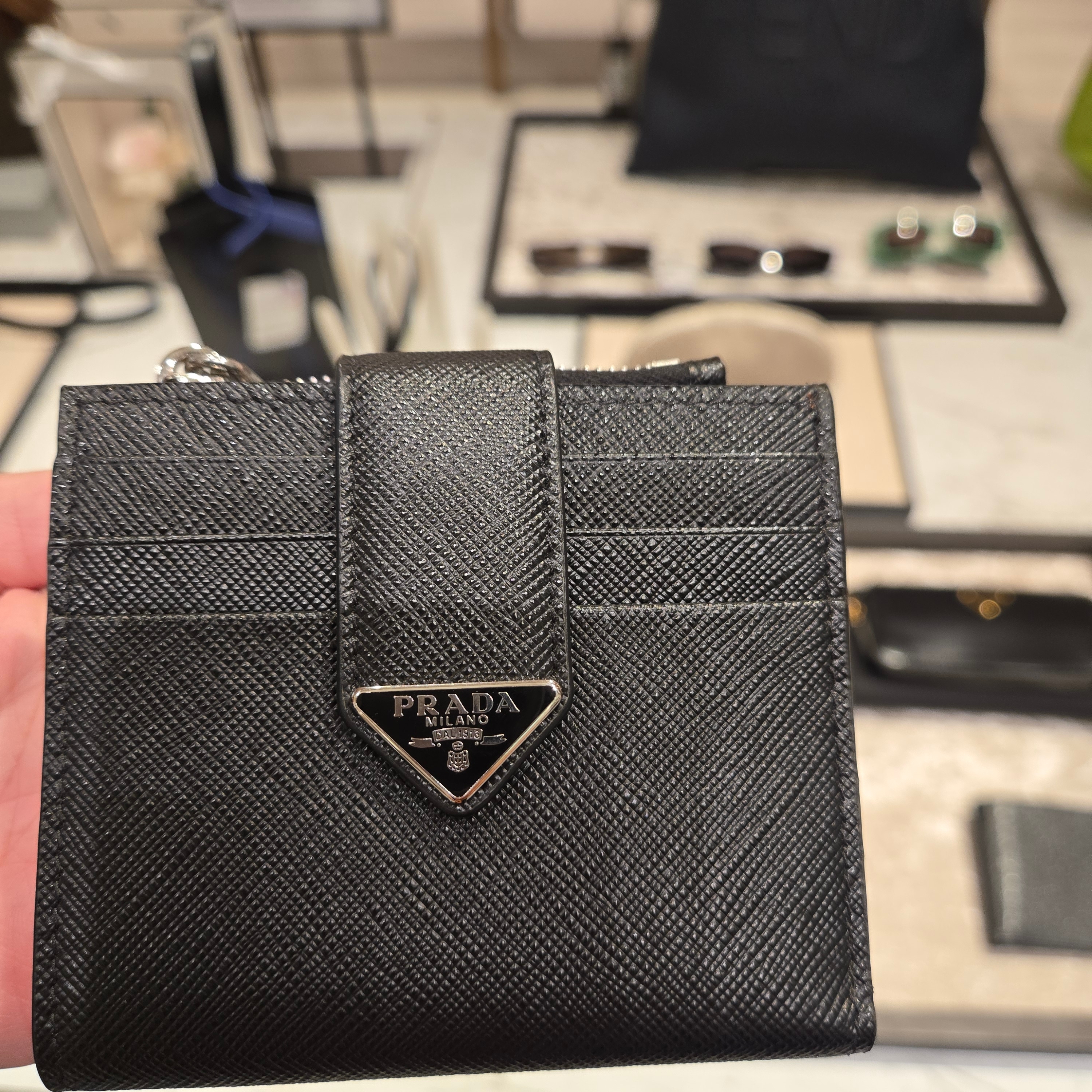 Prada Saffiano Leather Card Holder Black 착용 스타일 - 3