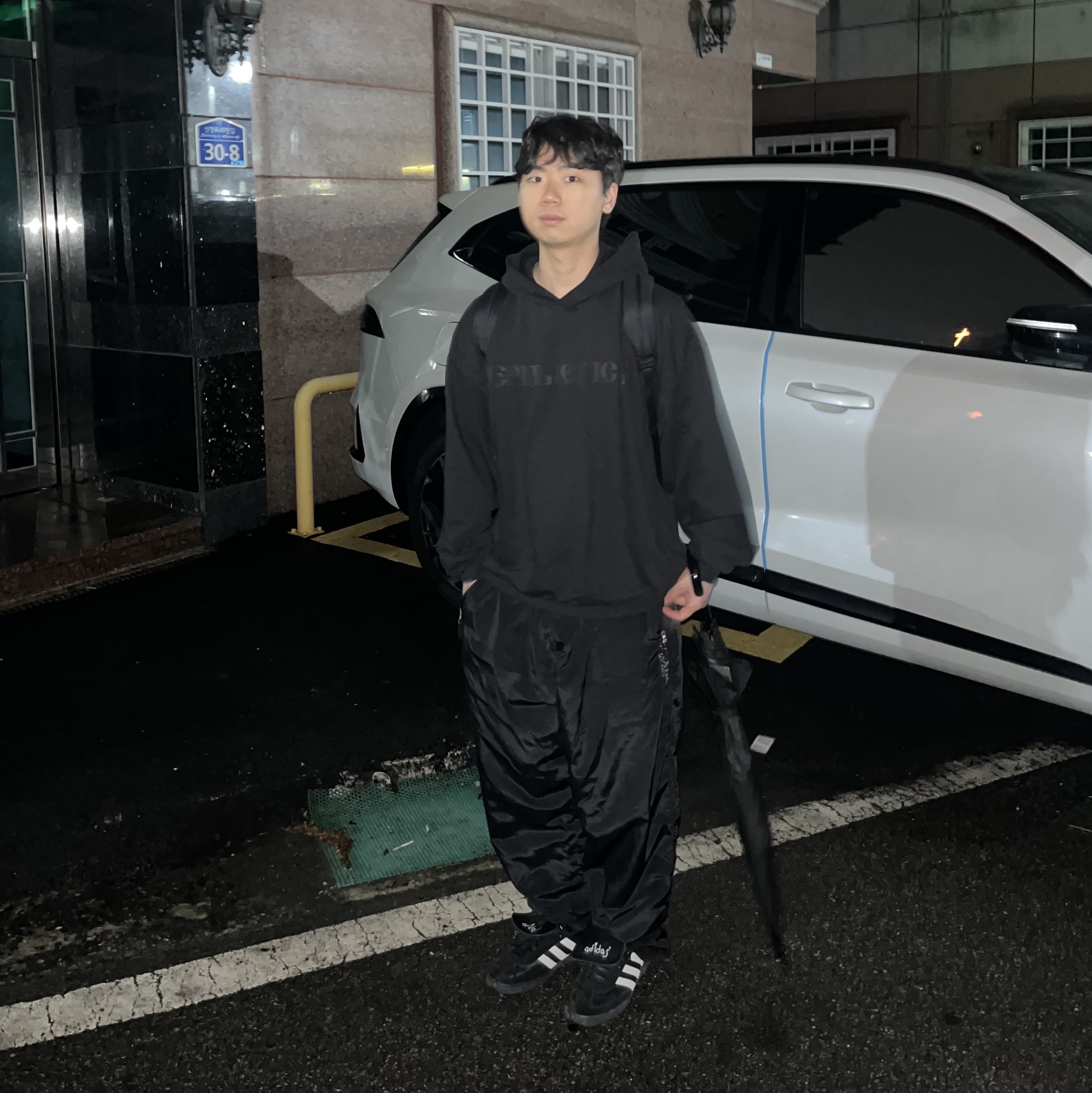 Adidas Spezial Handball Core Black Cloud White, Yeezy x Gosha Rubchinskiy YZY Black Dogs Hoodie Black 착용 스타일 - 1