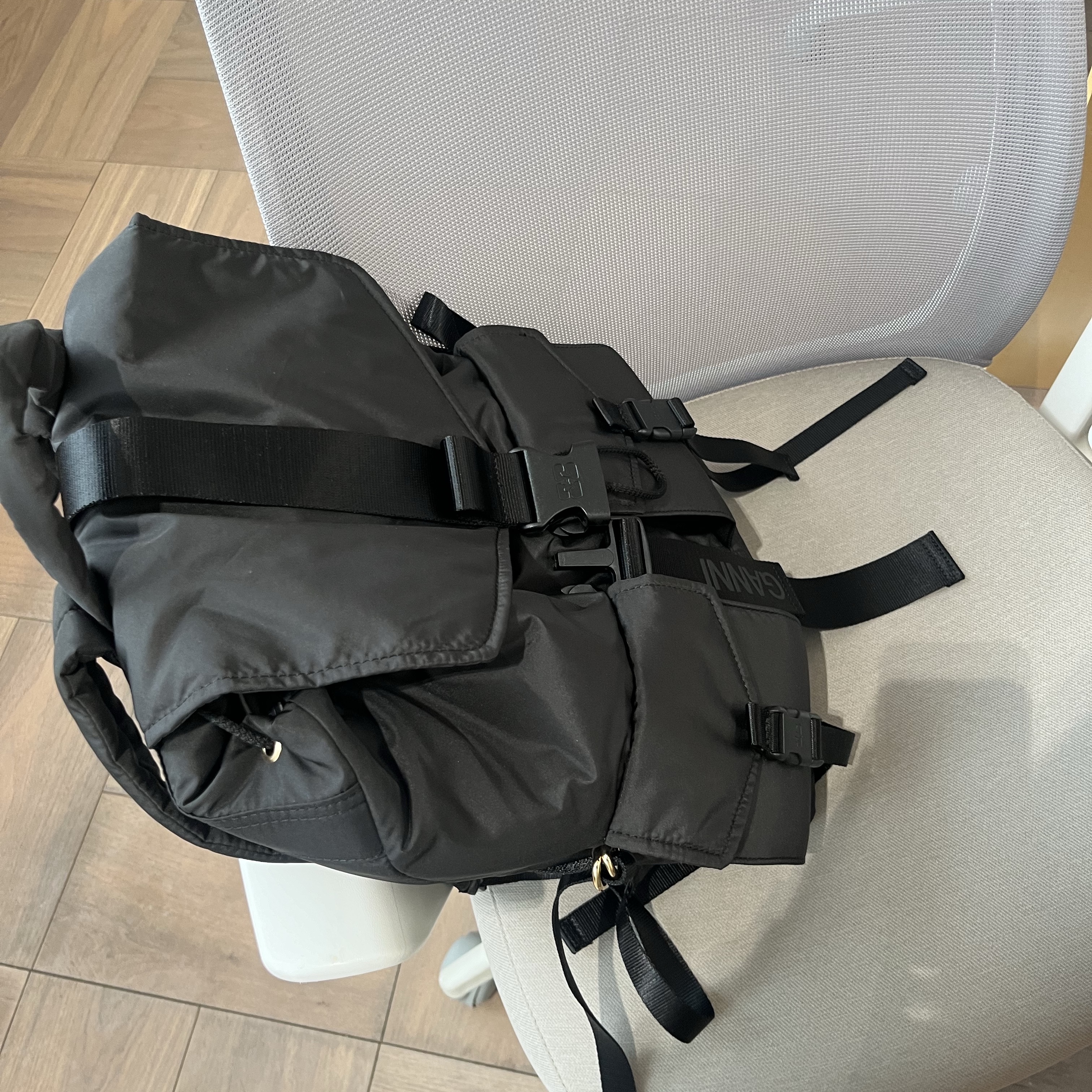 Ganni Tech Backpack Black 착용 스타일